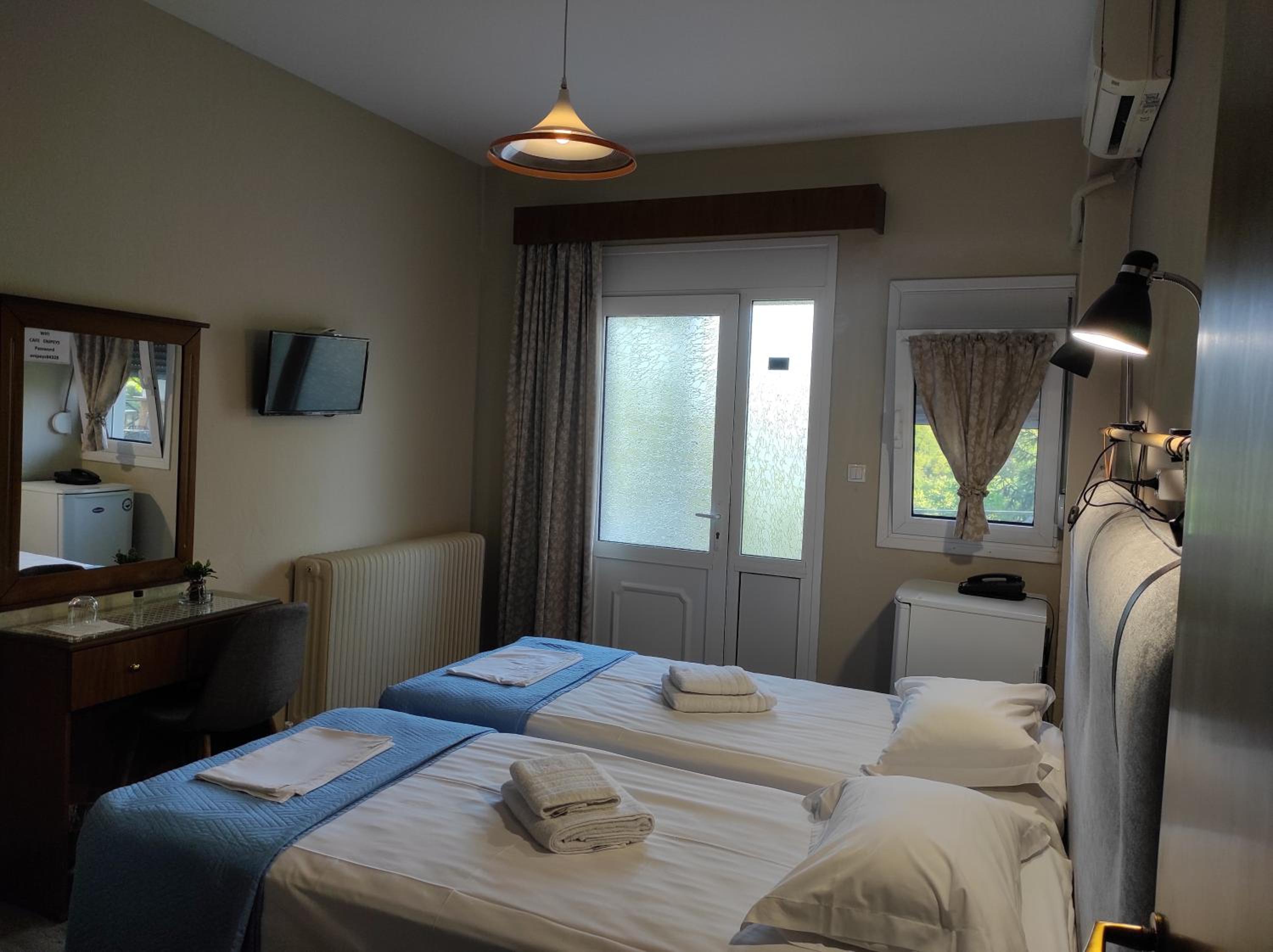Twin Room with Mountain View - Photo 3