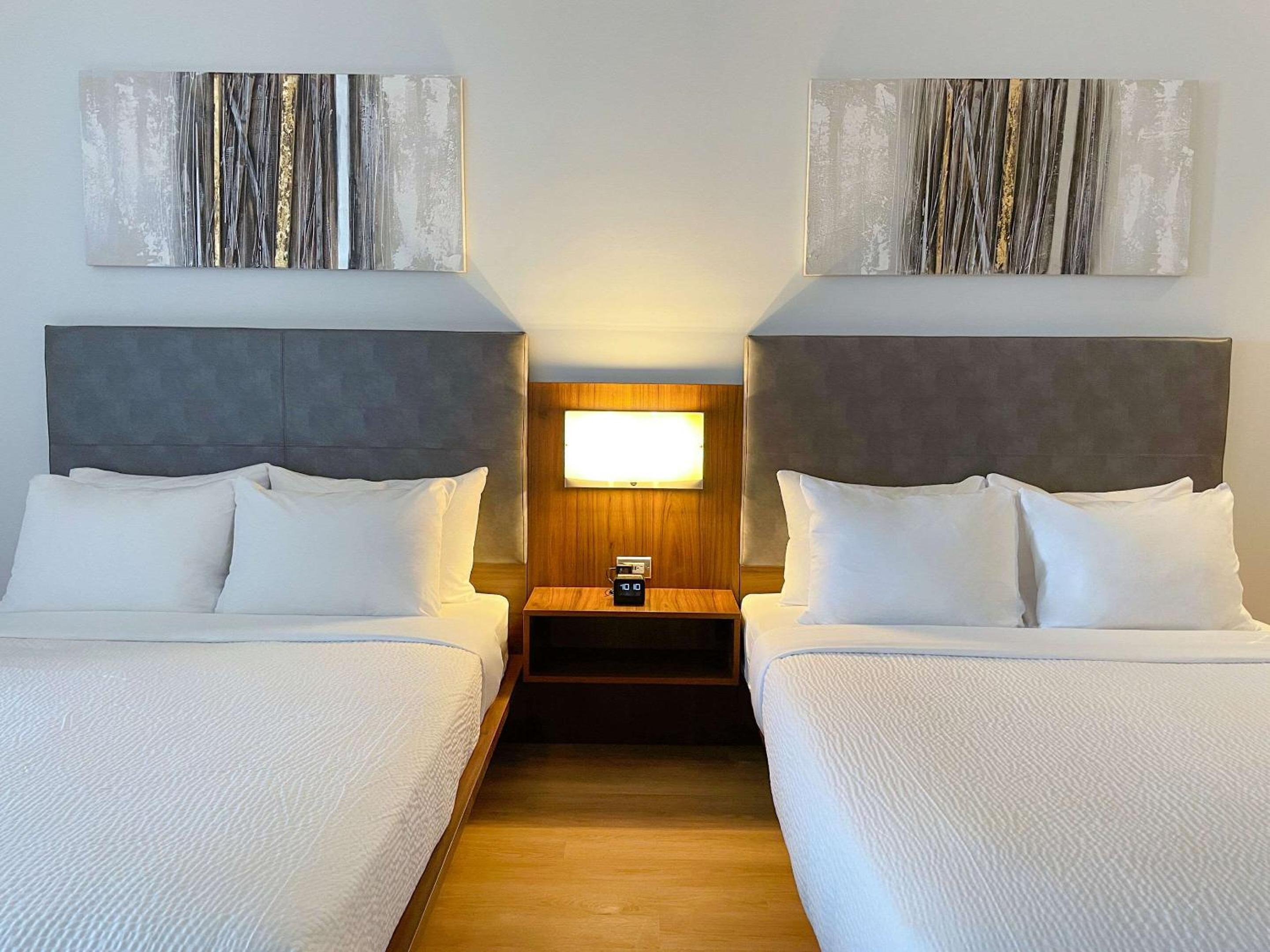 Deluxe Queen Room with Two Queen Beds - Non Smoking/No Pets - Photo 5