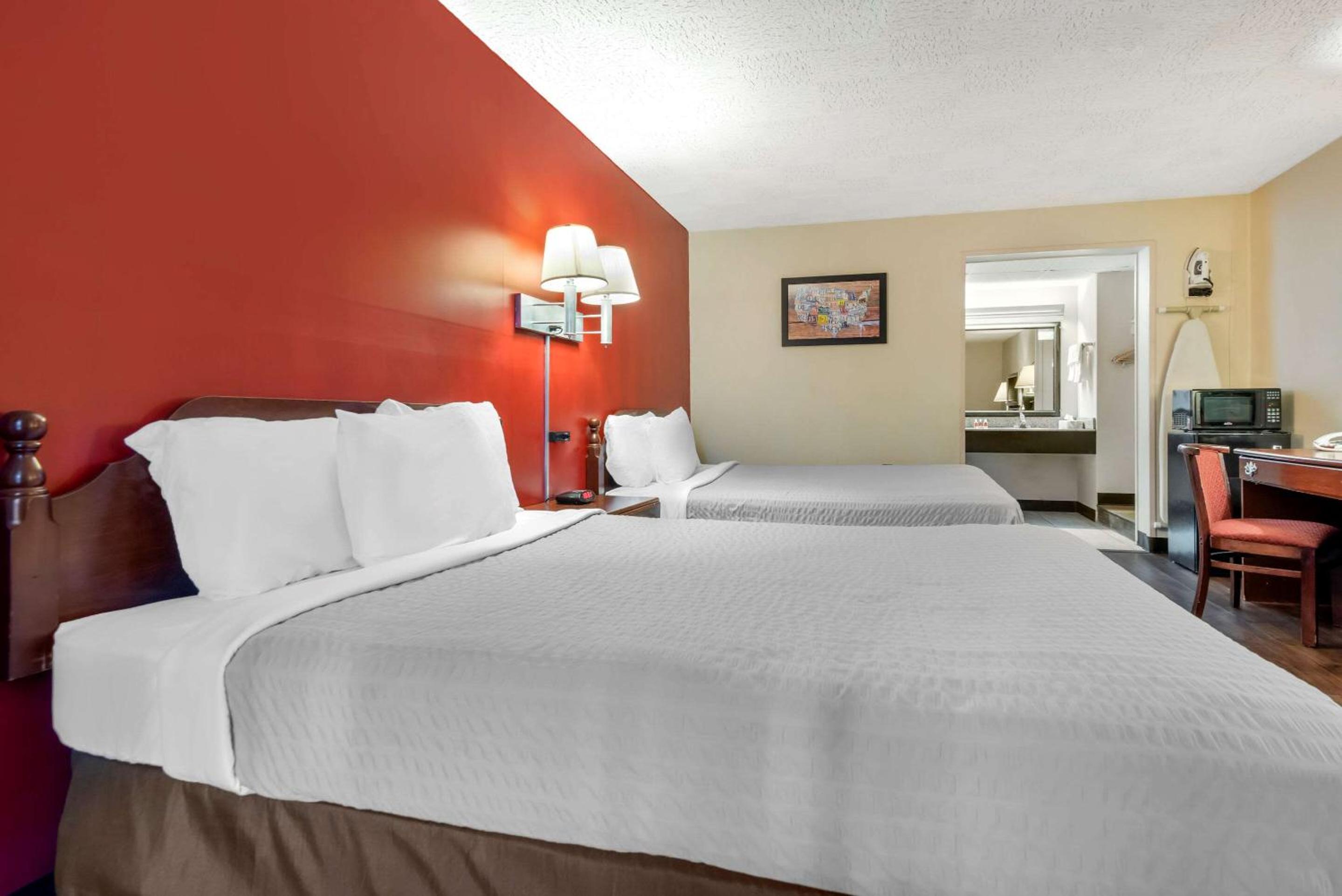 Queen Room with Two Queen Beds - Non-Smoking - Photo 1