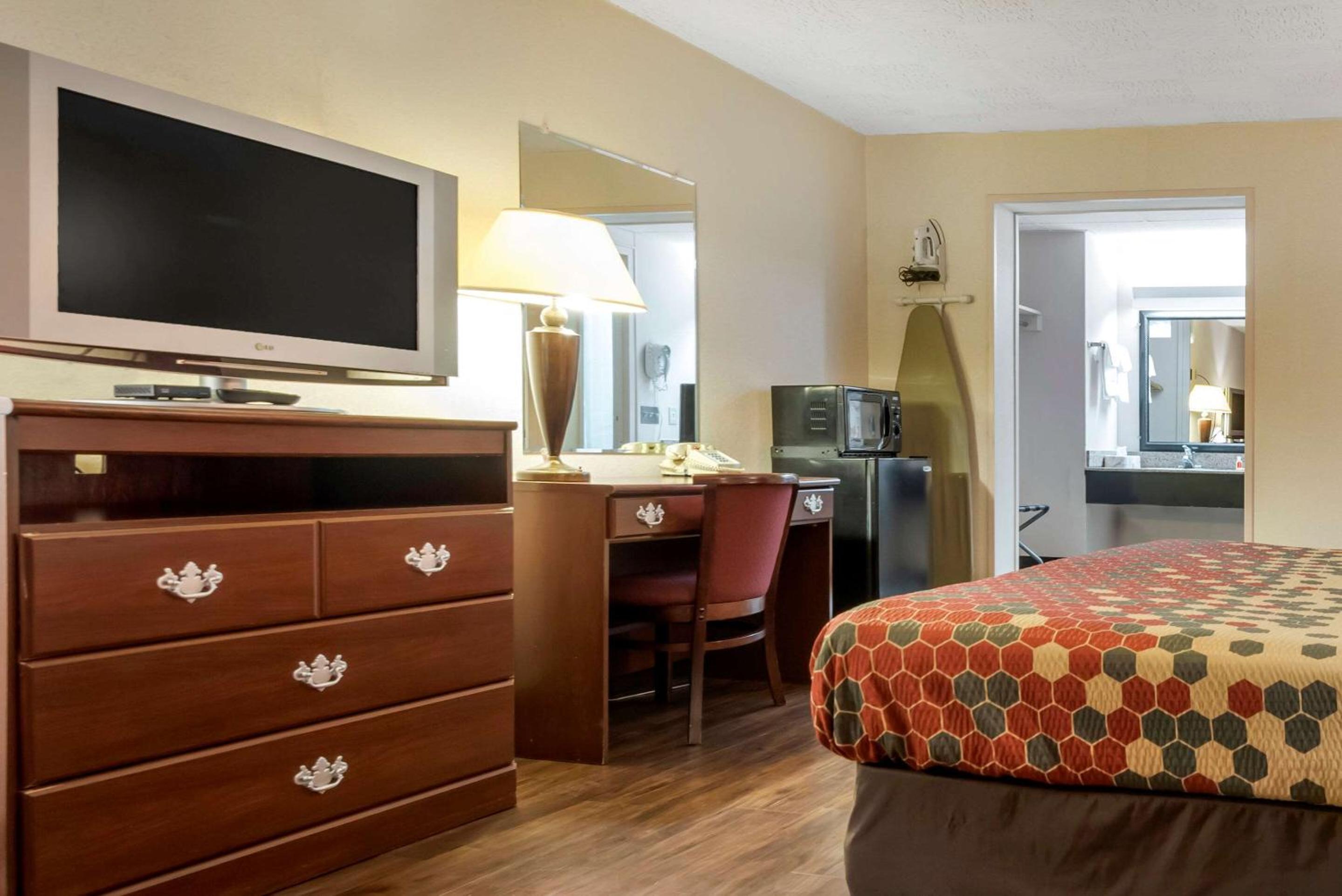 King Room - Non-Smoking - Photo 5