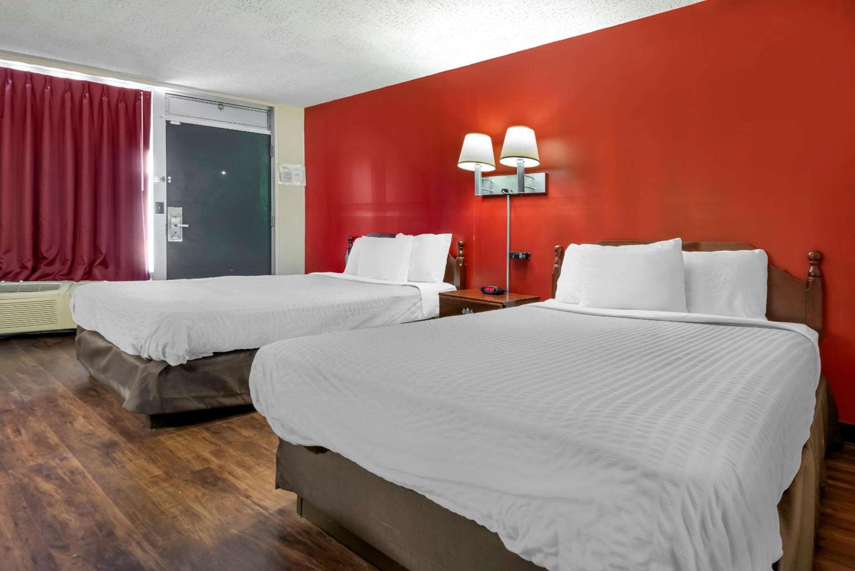 Queen Room with Two Queen Beds - Non-Smoking - Photo 5