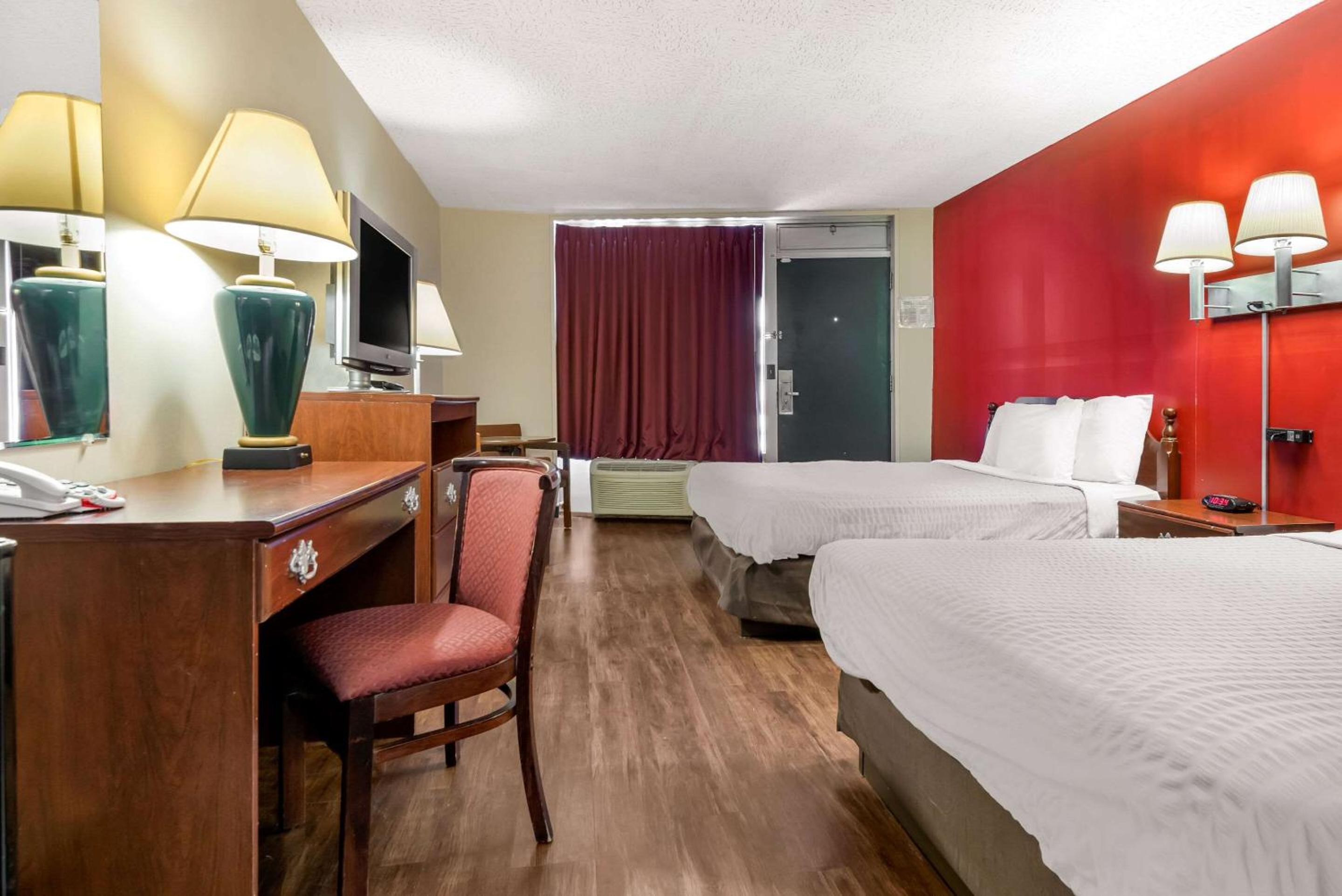 Queen Room with Two Queen Beds - Non-Smoking - Photo 2