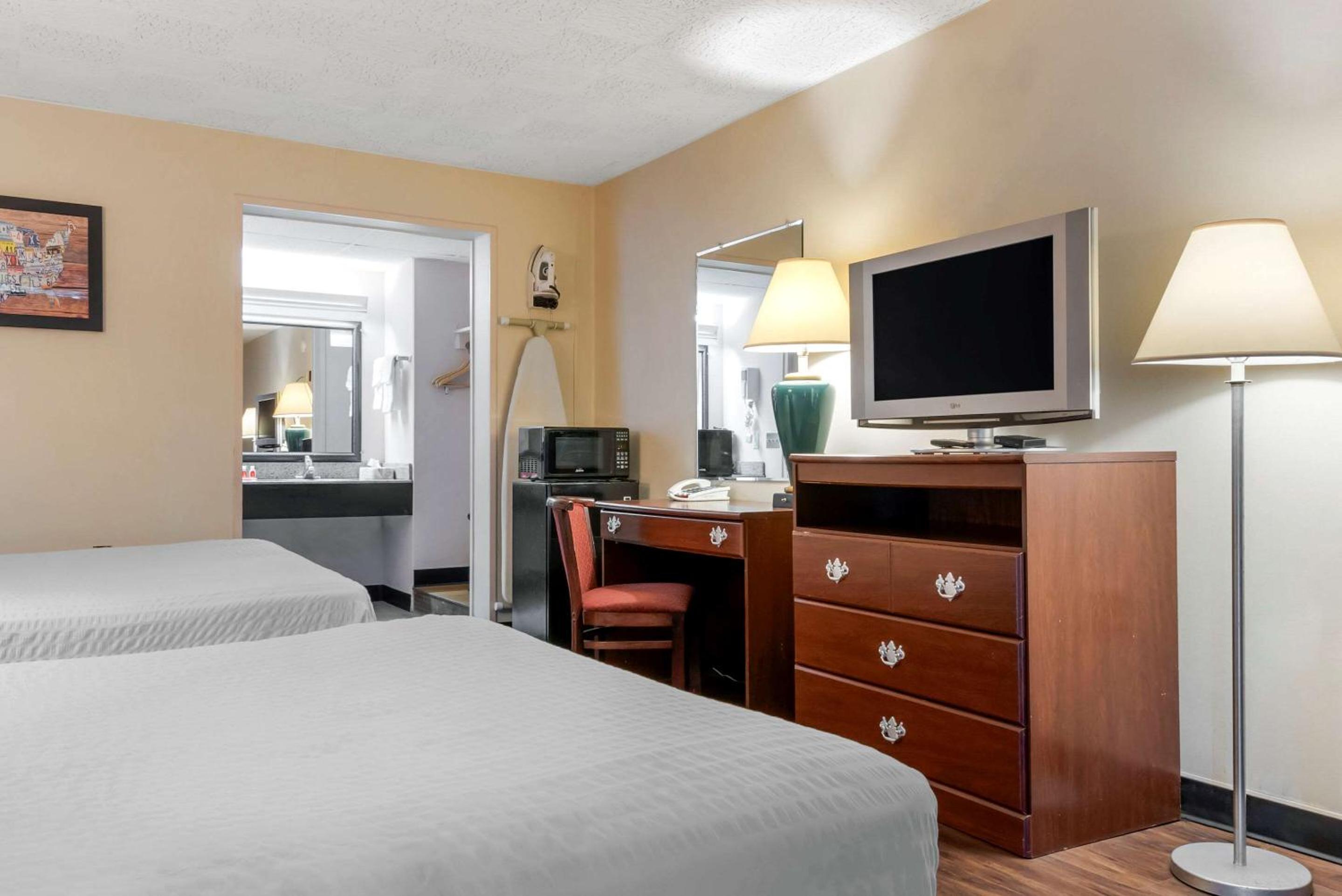 Queen Room with Two Queen Beds - Non-Smoking - Photo 3