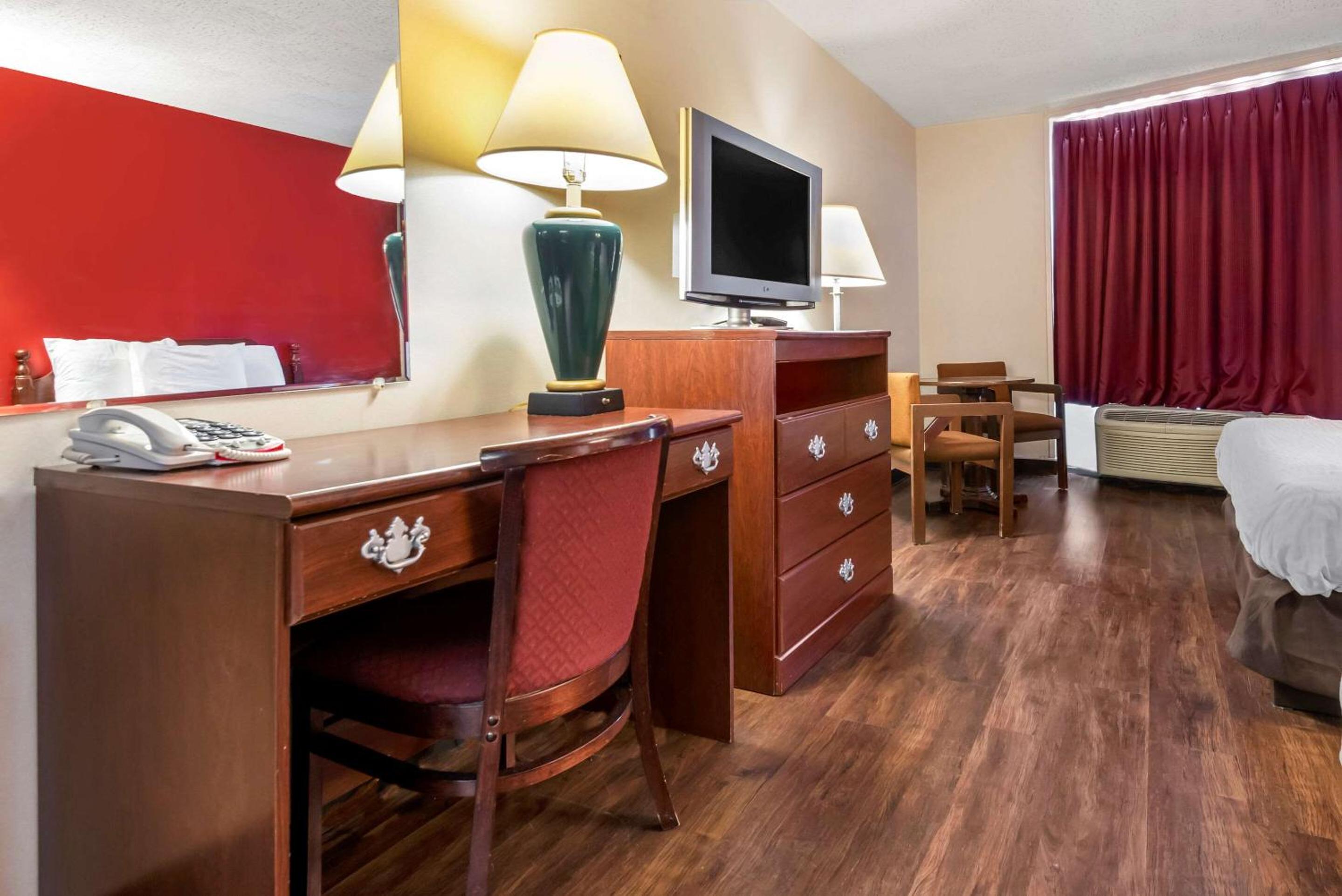 Queen Room with Two Queen Beds - Non-Smoking - Photo 4