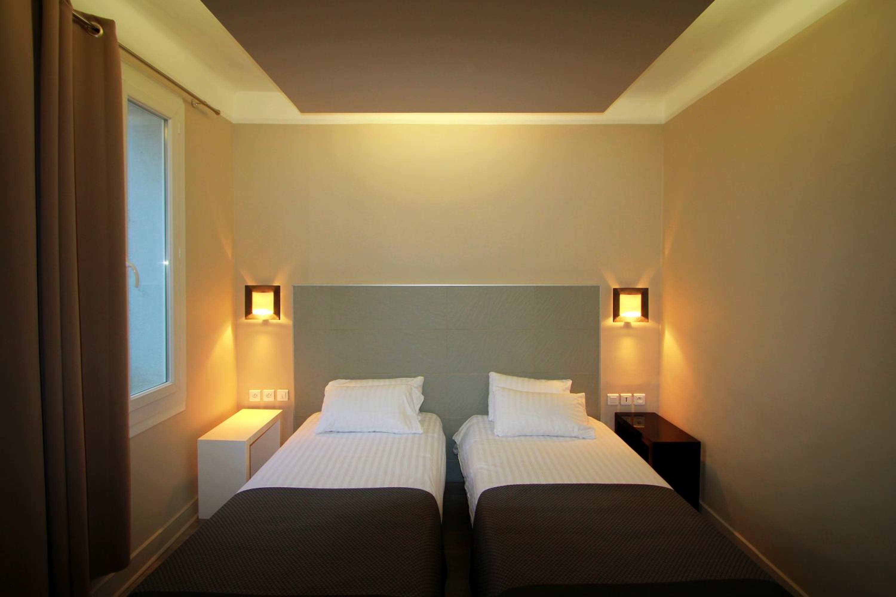 Twin Room with Street View - Photo 1