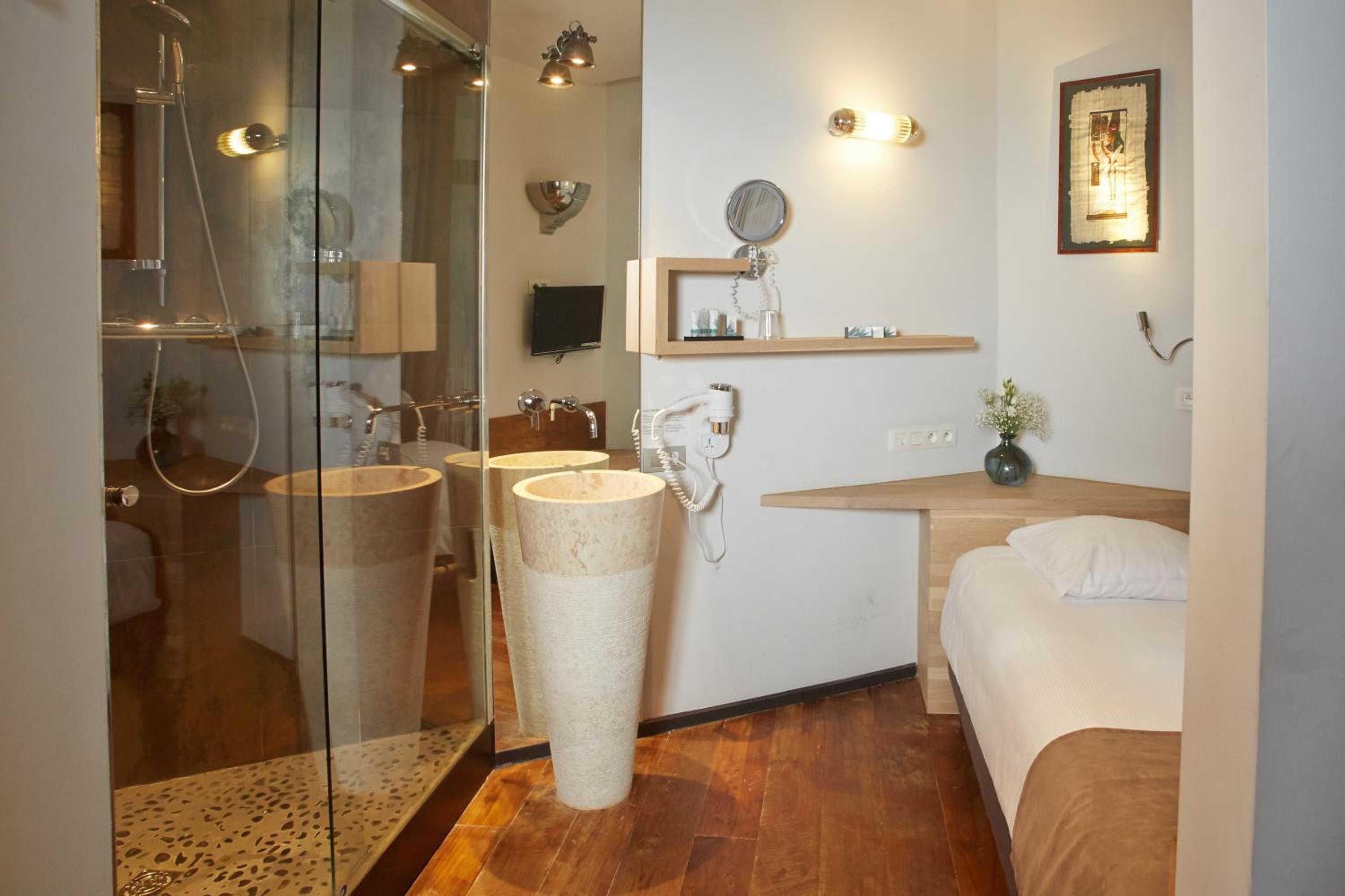 Small Single Room photo 3