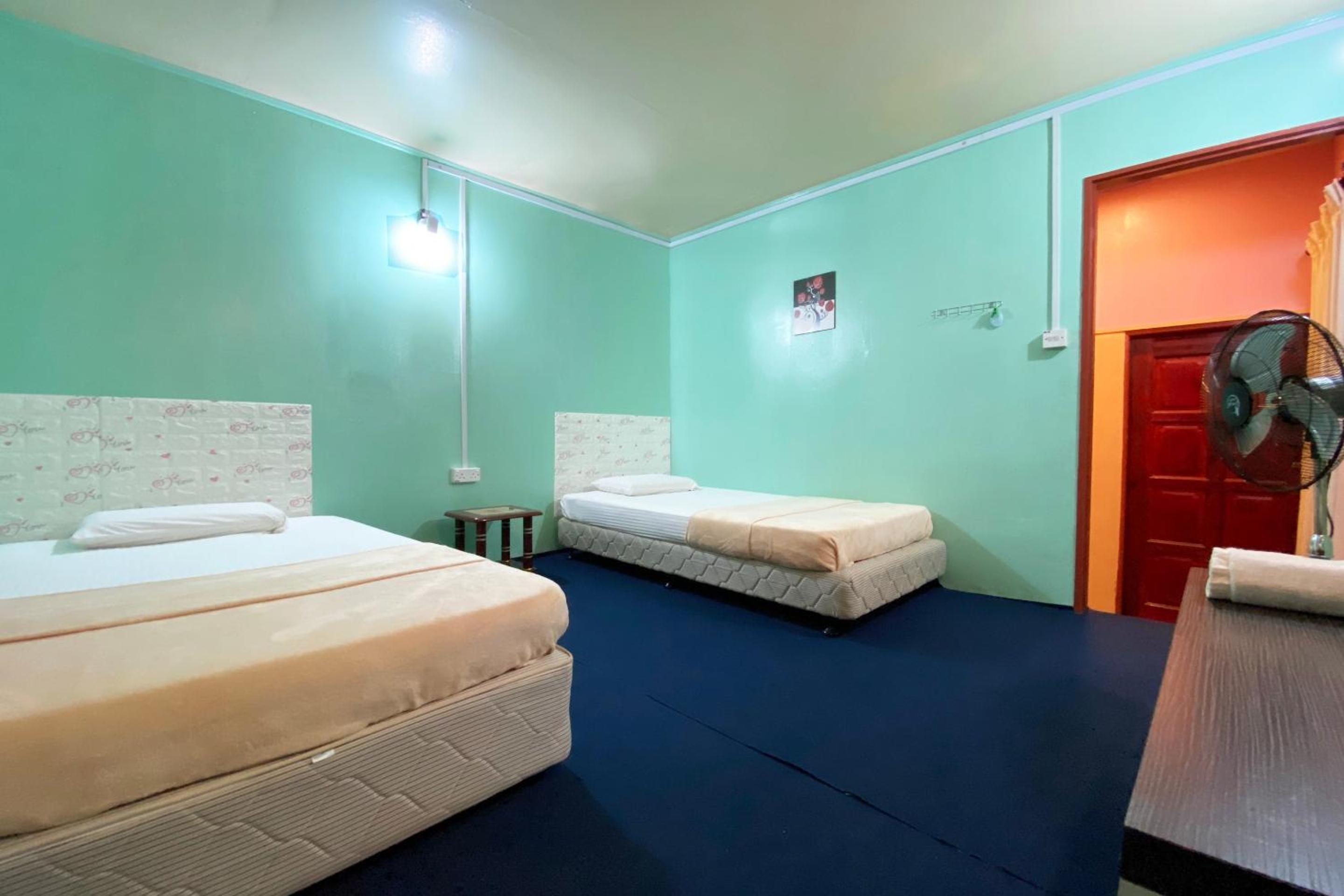 Twin Room with Private Bathroom - Photo 1
