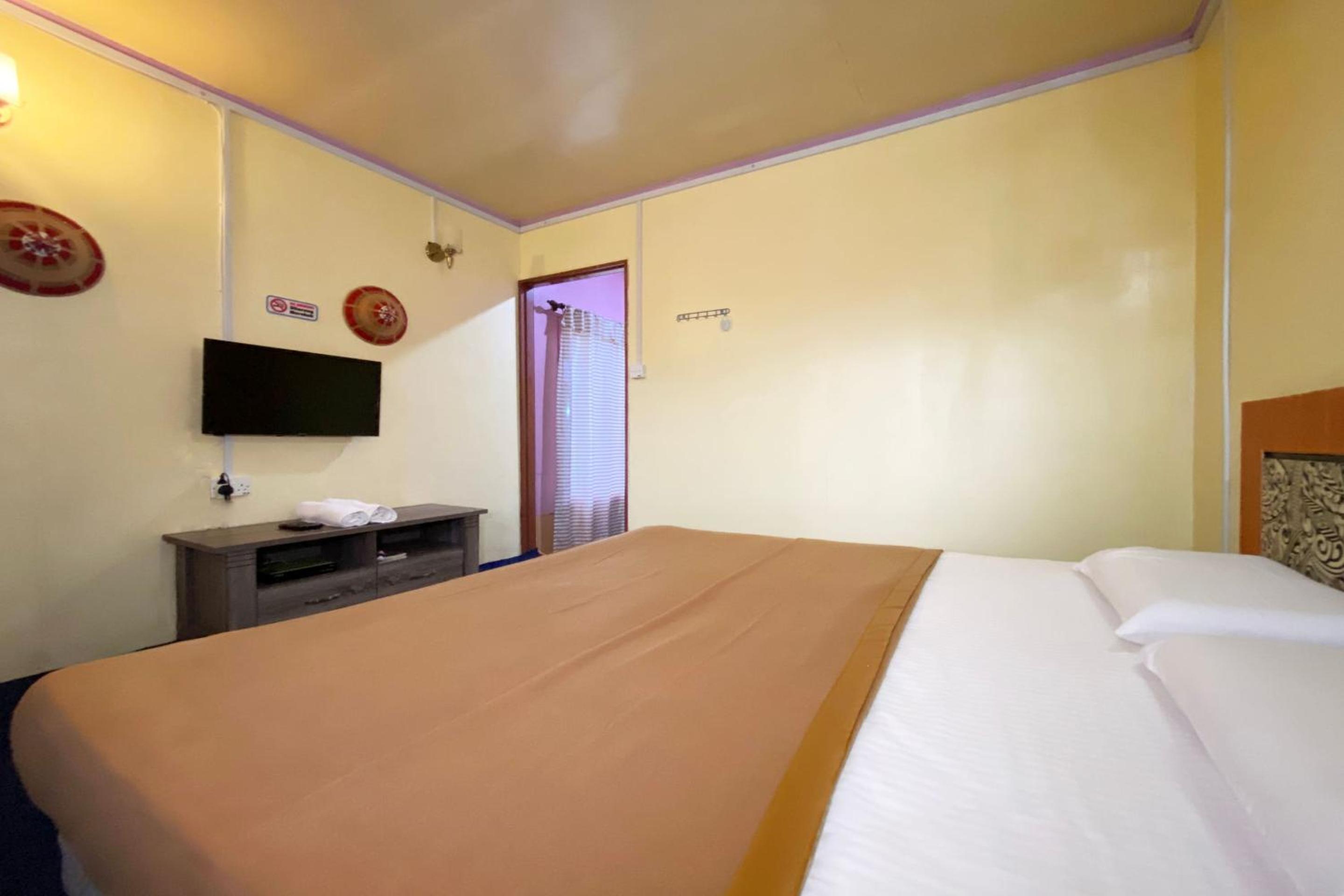 Double Room with Shared Bathroom photo 3