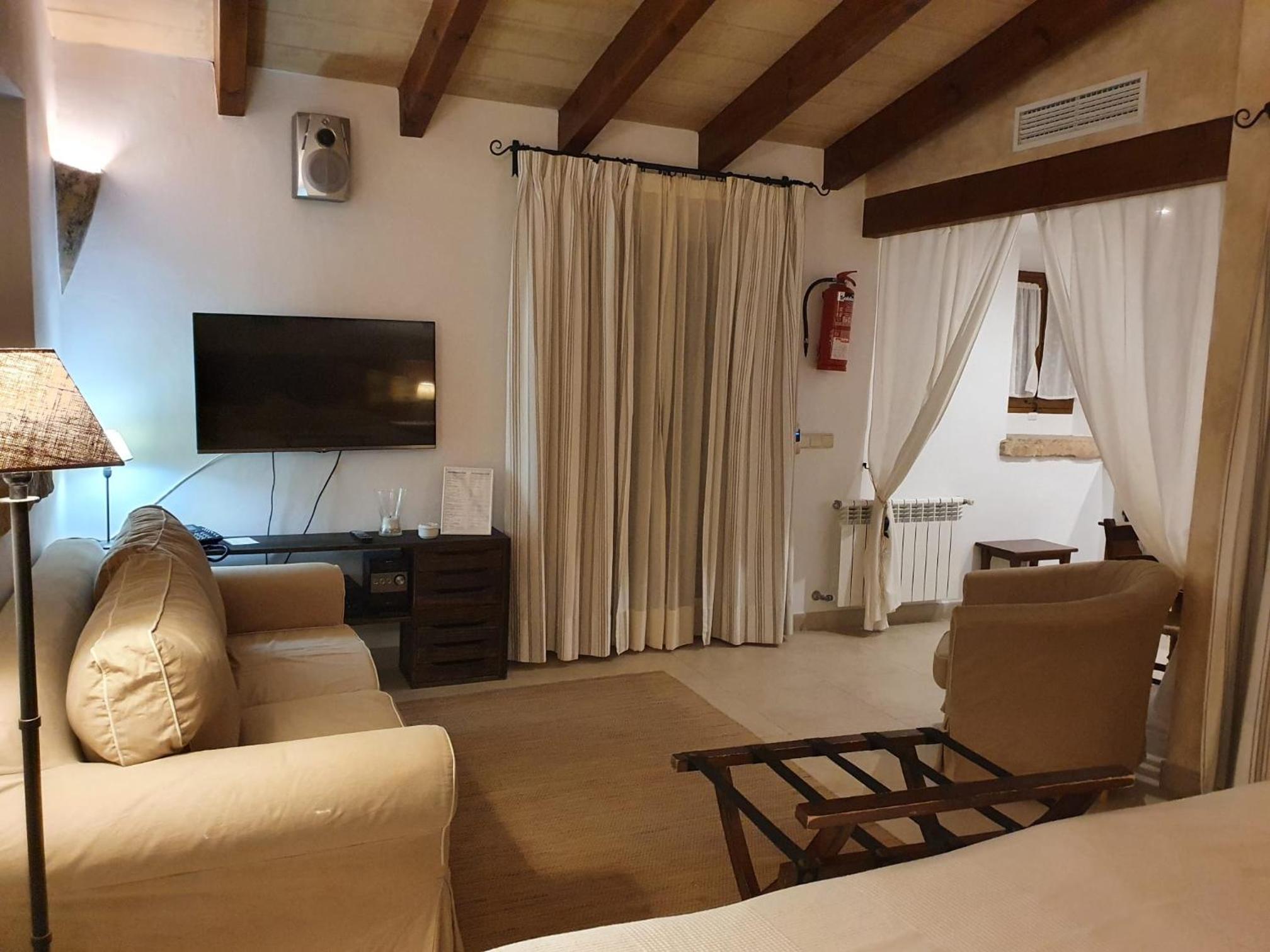 Superior Double Room with Terrace thumbnail 5
