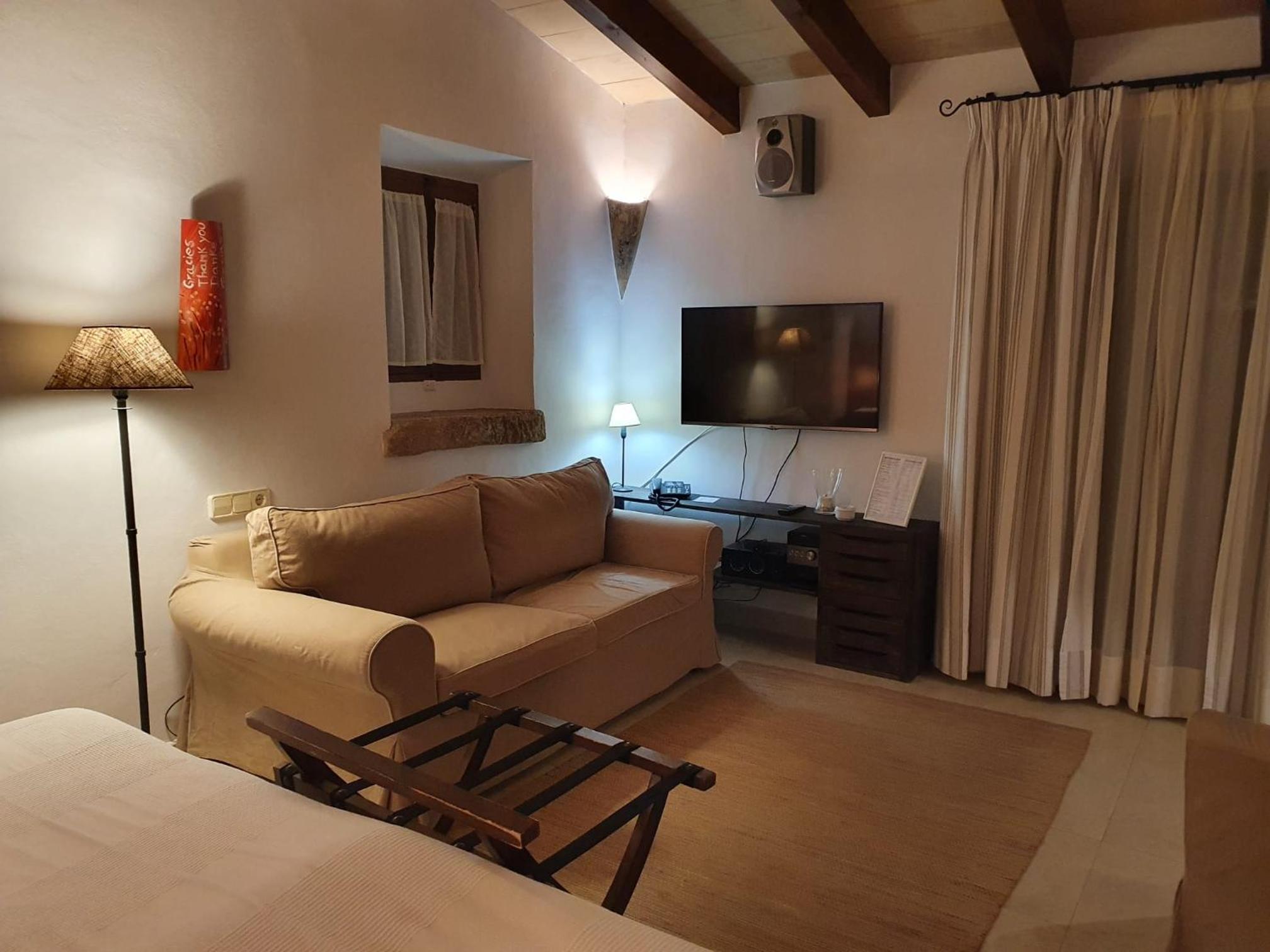 Superior Double Room with Terrace thumbnail 6