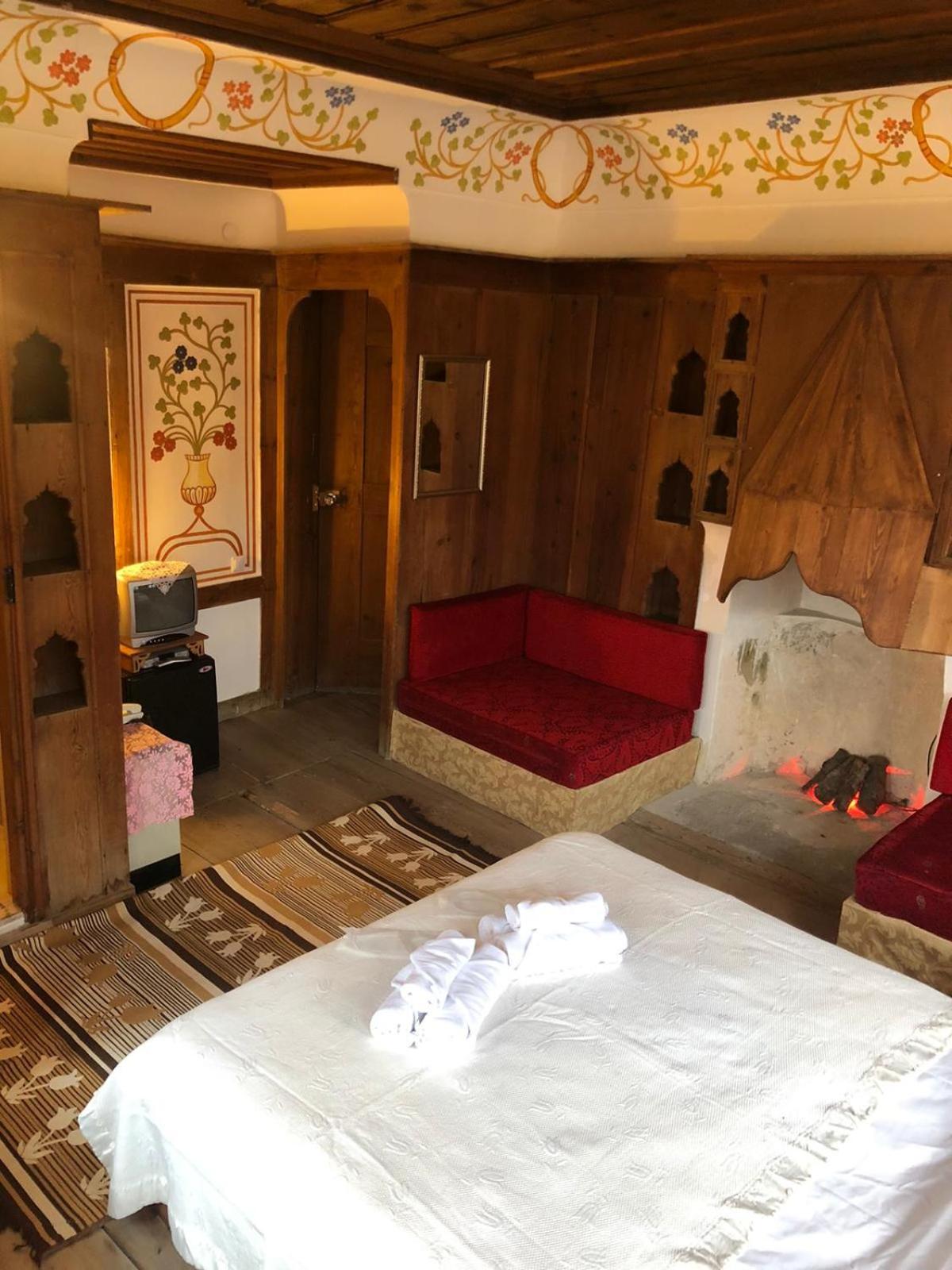 Queen Room photo 1