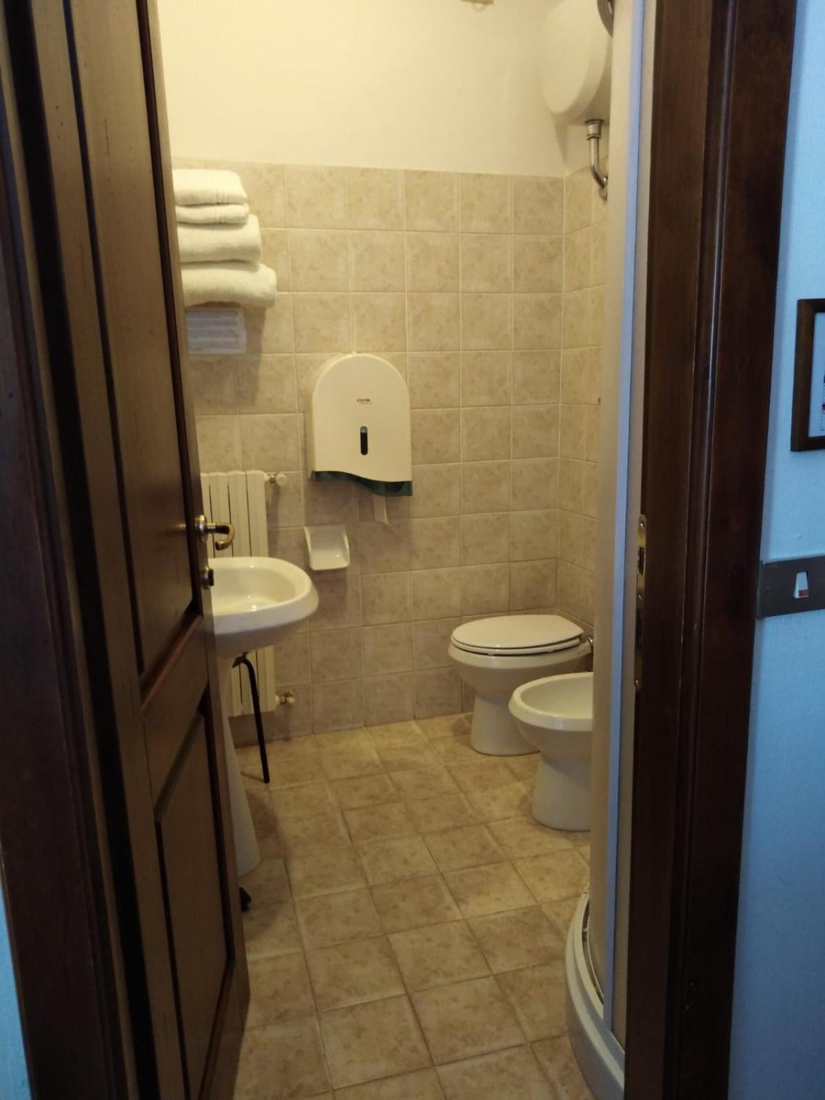 Double or Twin Room - Photo 12