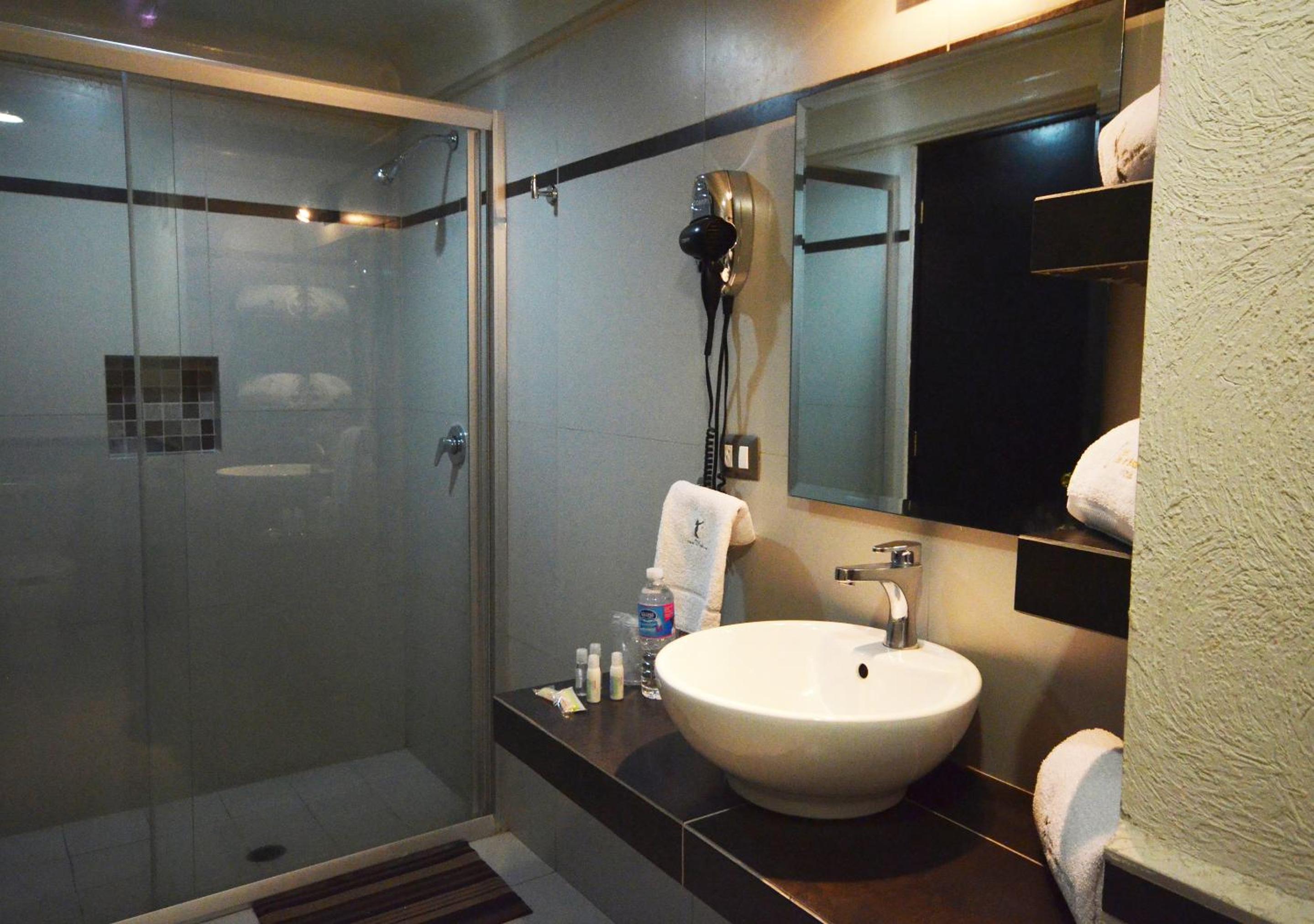 Deluxe Queen Room with Two Queen Beds - Photo 5