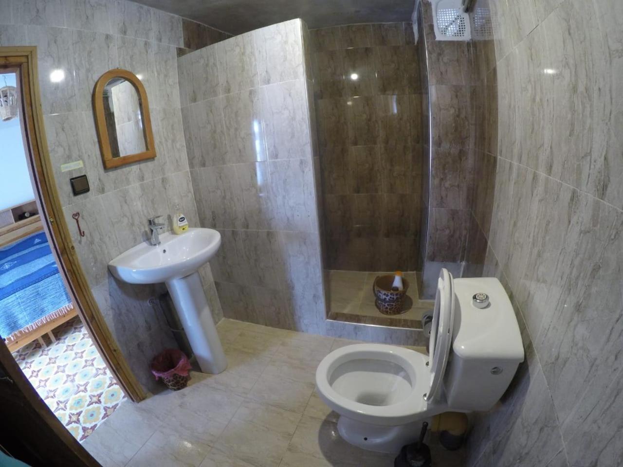 Double Room with Private Bathroom - Photo 10