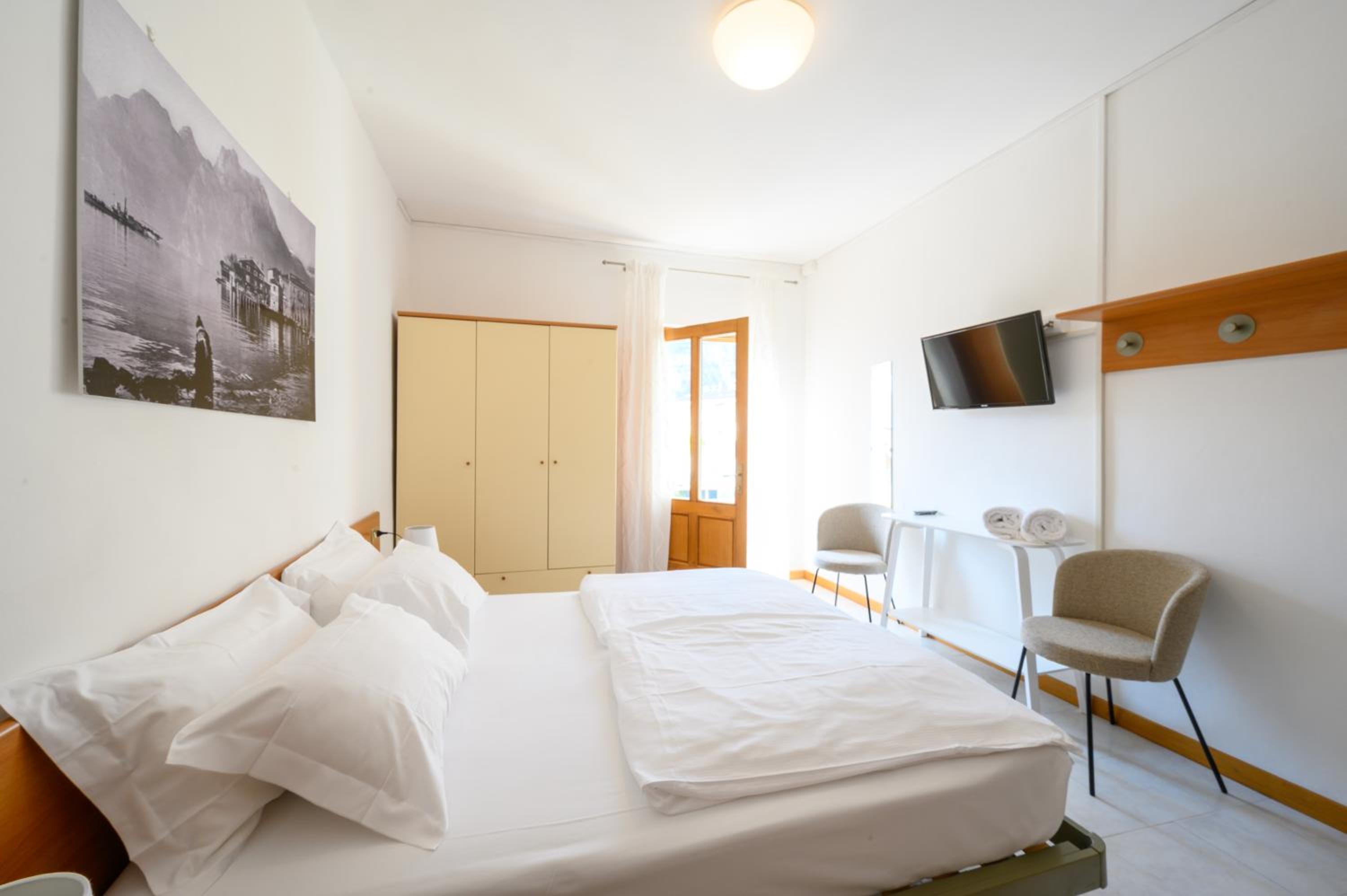 Double Room with Balcony - Photo 4