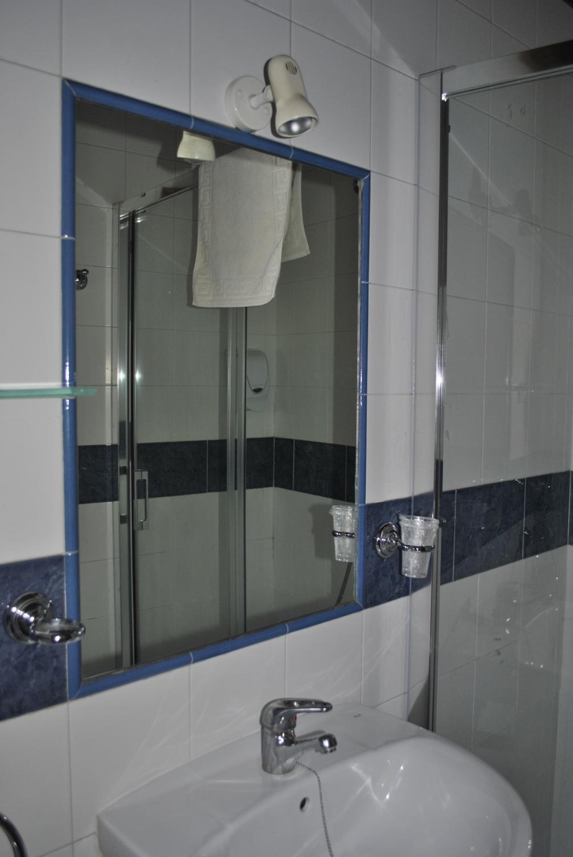 Triple Room (3 Adults + 1 Child) - Photo 10