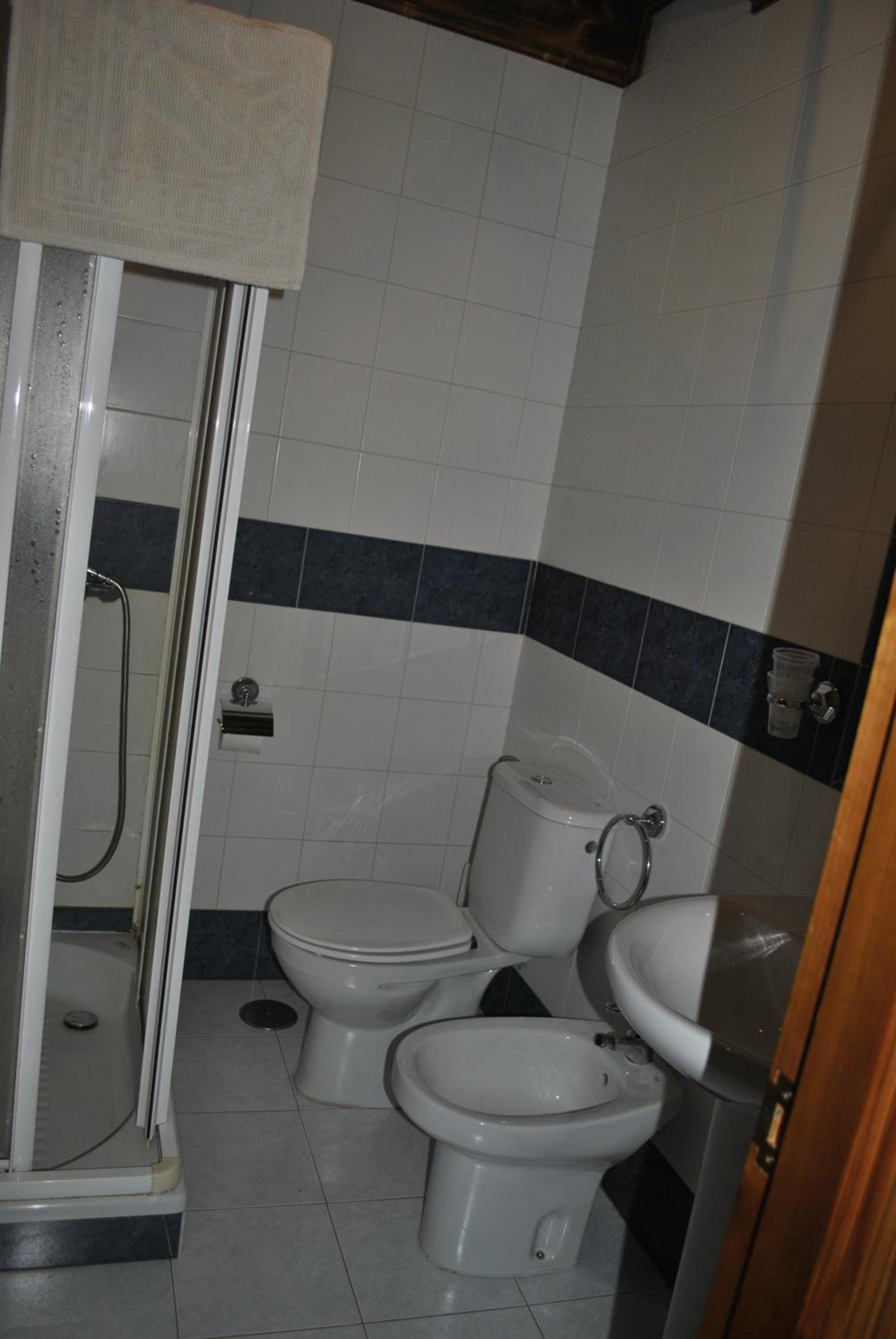 Twin Room - Photo 2