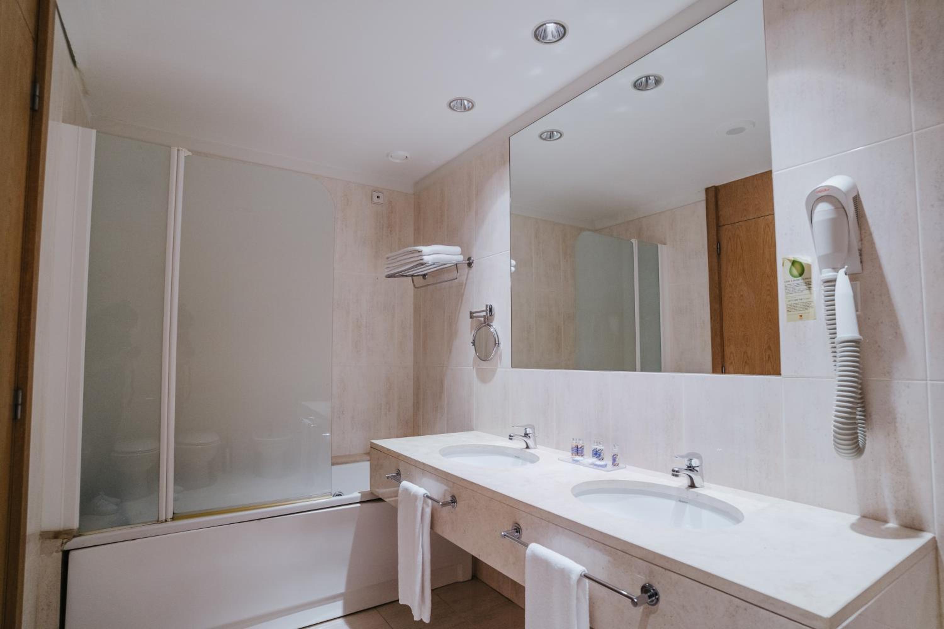 Standard Double Or Twin Room - Photo 4