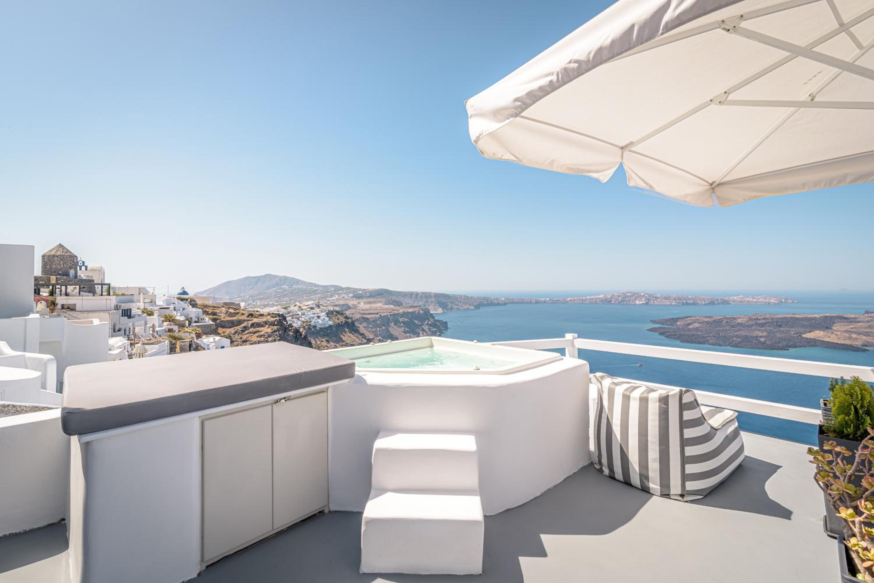 Junior Suite with Hot Tub and Caldera View photo 3