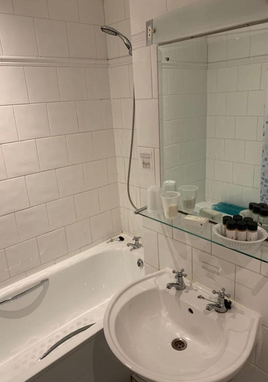 Double or Twin Room with Private Bathroom - Photo 2
