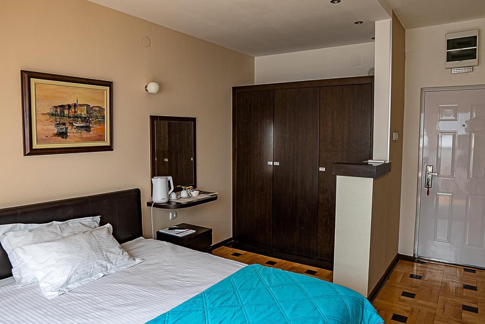 One-Bedroom Apartment photo 2