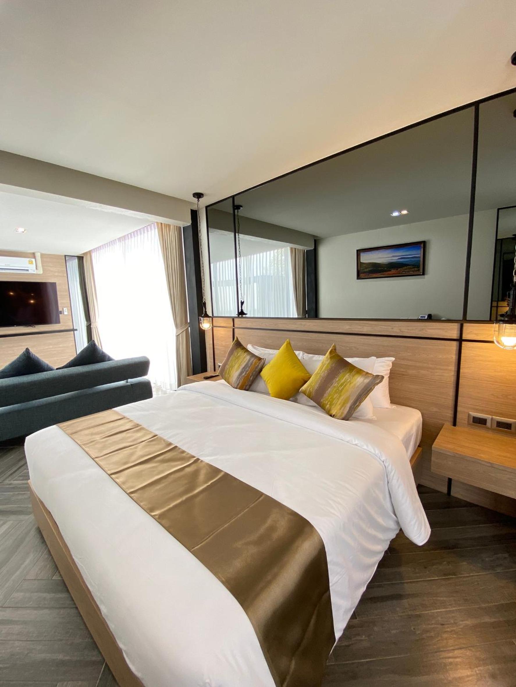 Deluxe Double Room - Photo 9