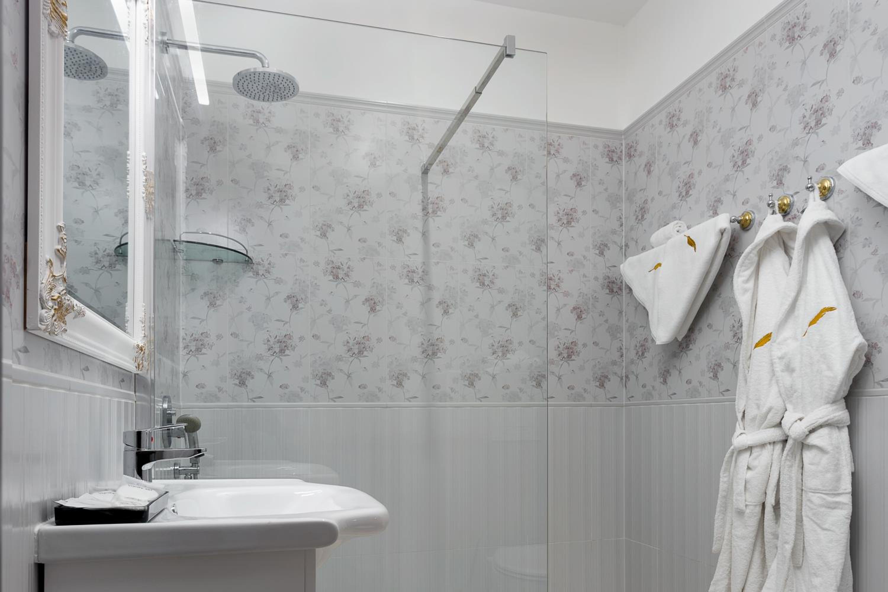 Standard Queen Room - Photo 2
