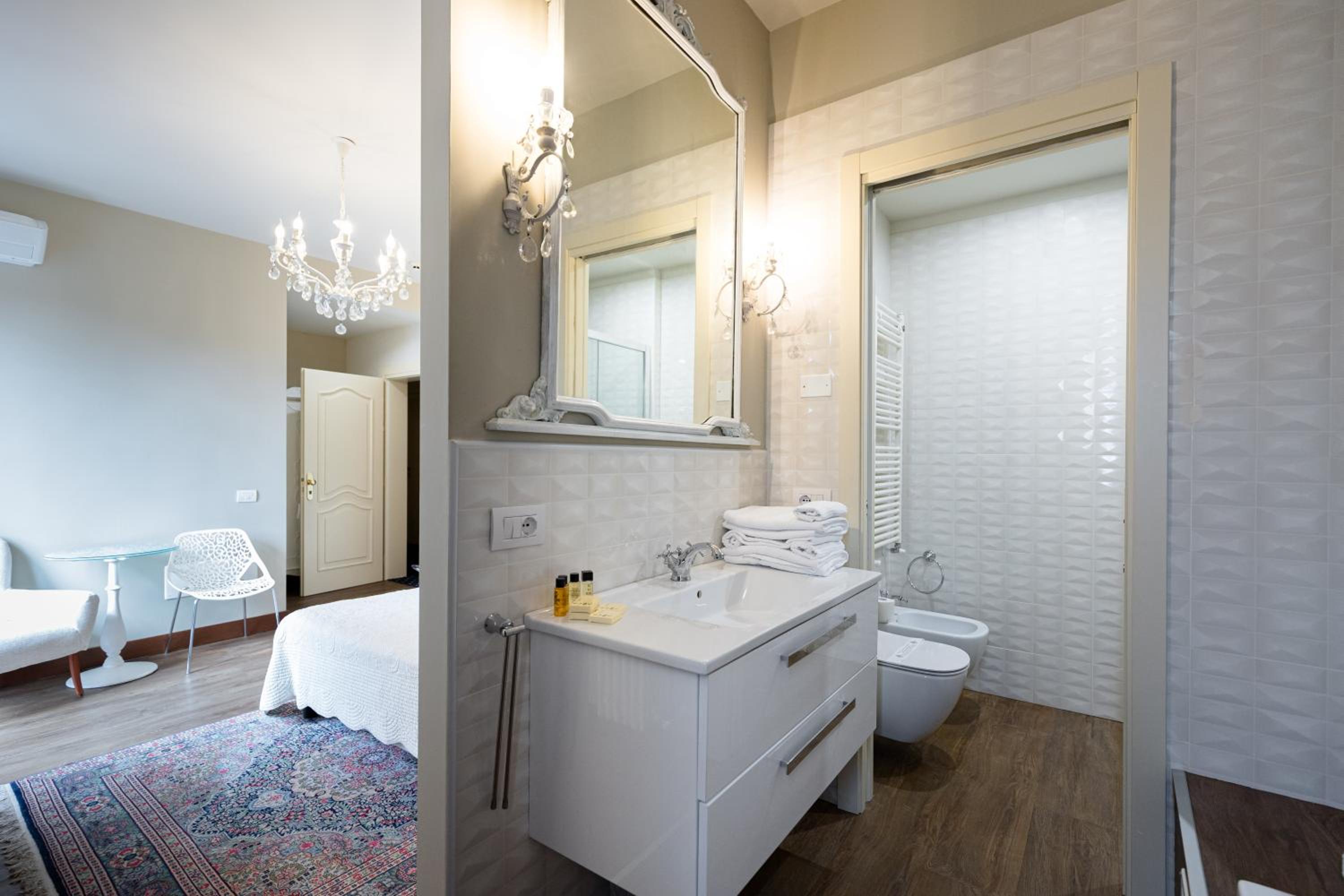 Suite Deluxe with Balcony - Photo 19