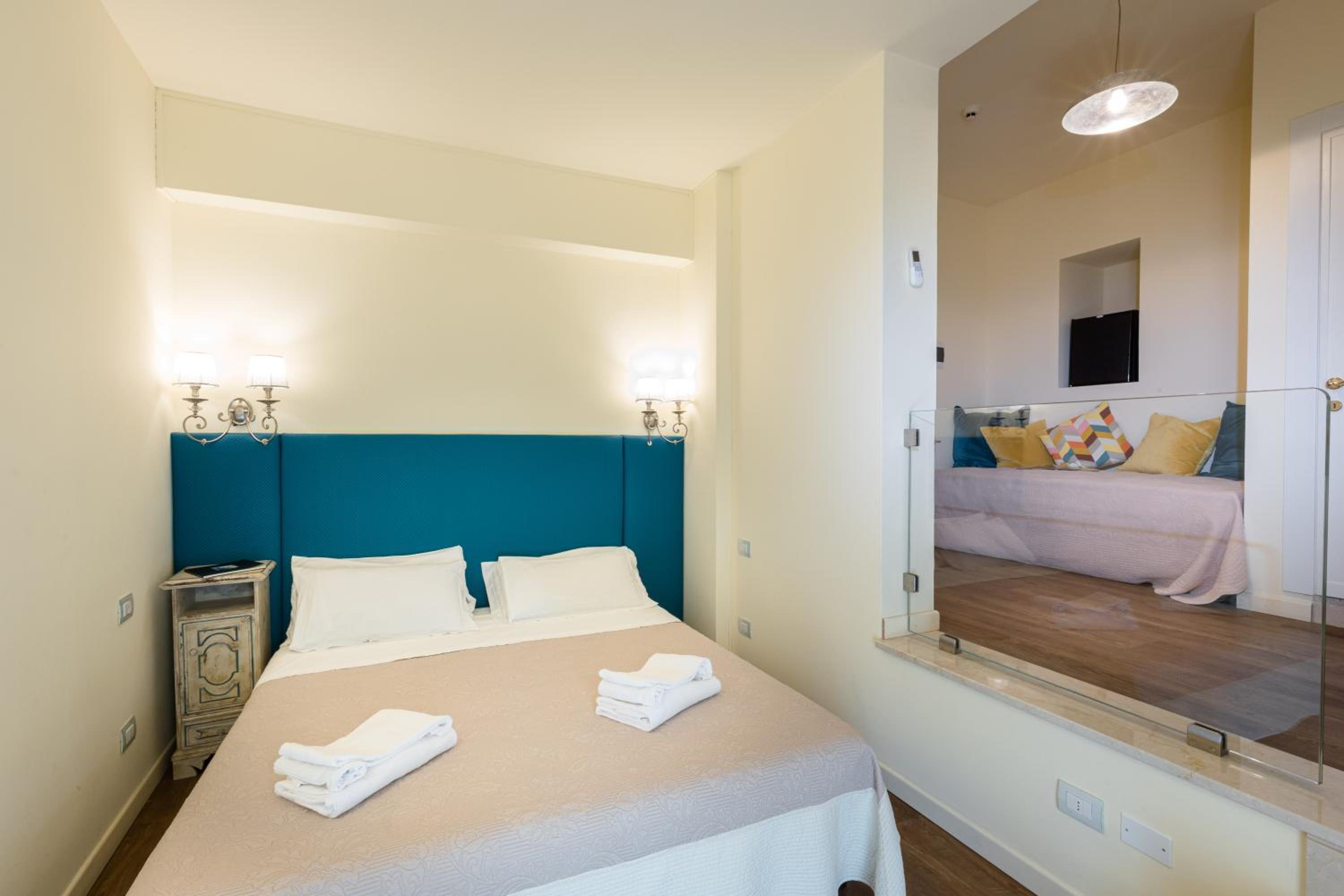 Superior Double Room with Balcony - Photo 9