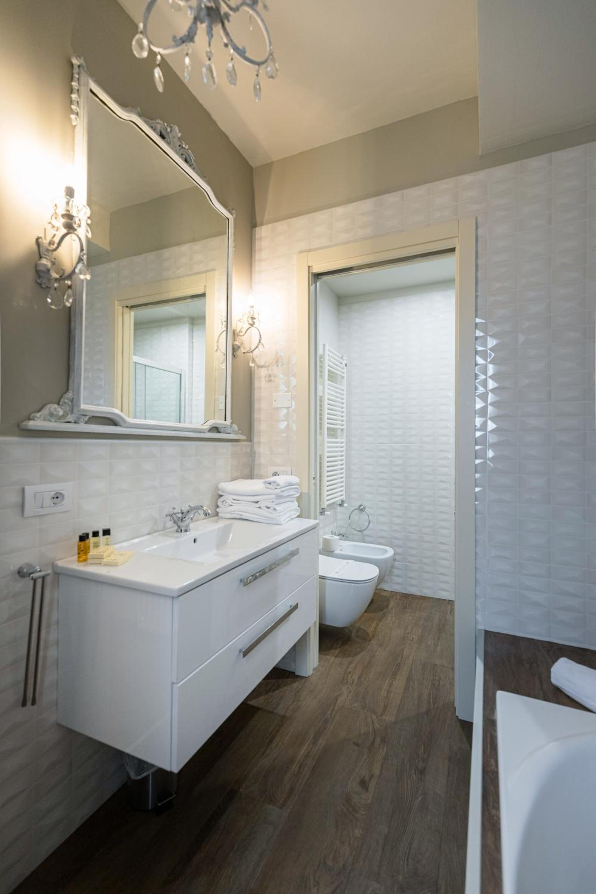 Suite Deluxe with Balcony - Photo 16