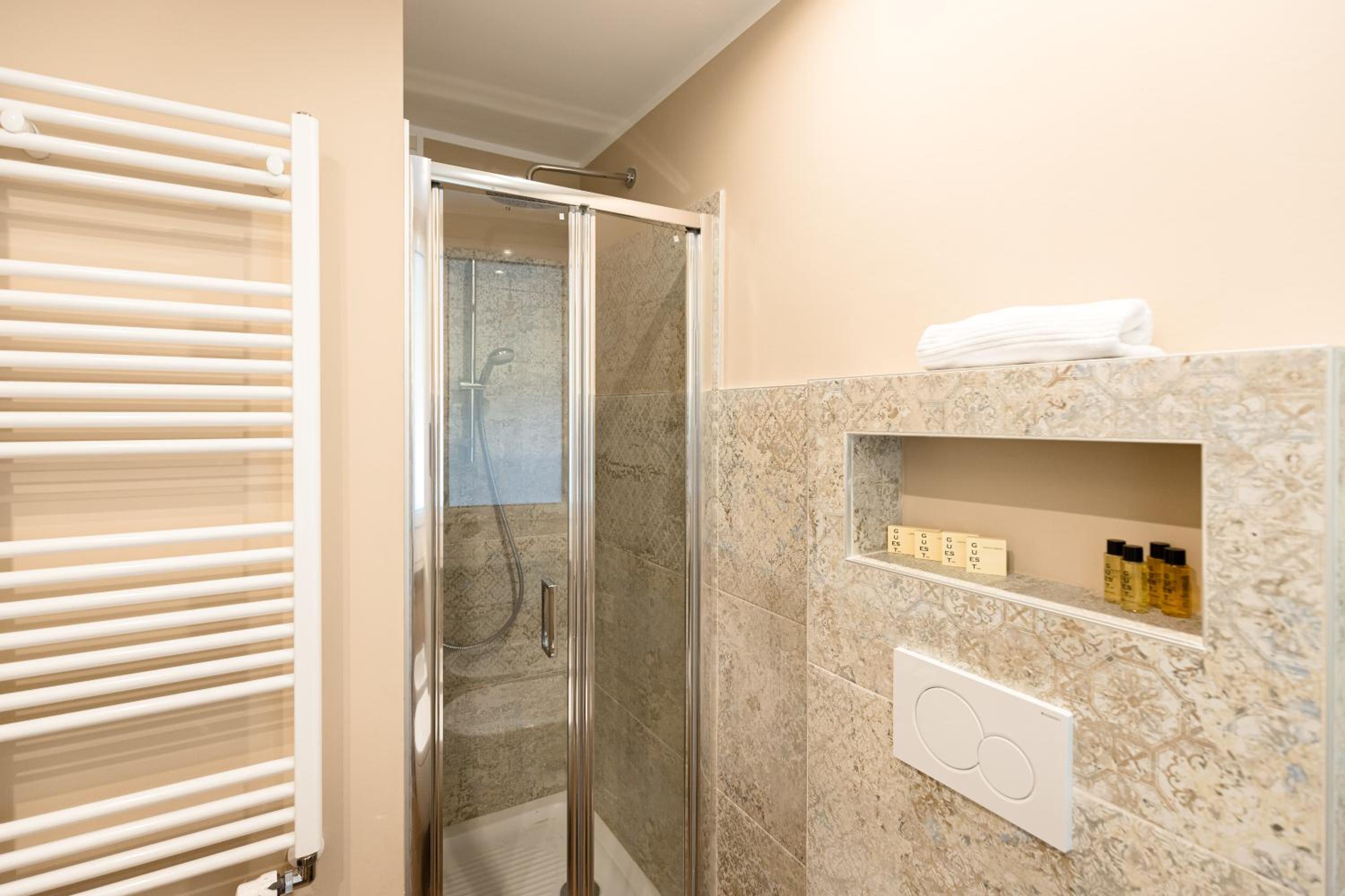 Superior Double Room with Balcony - Photo 10