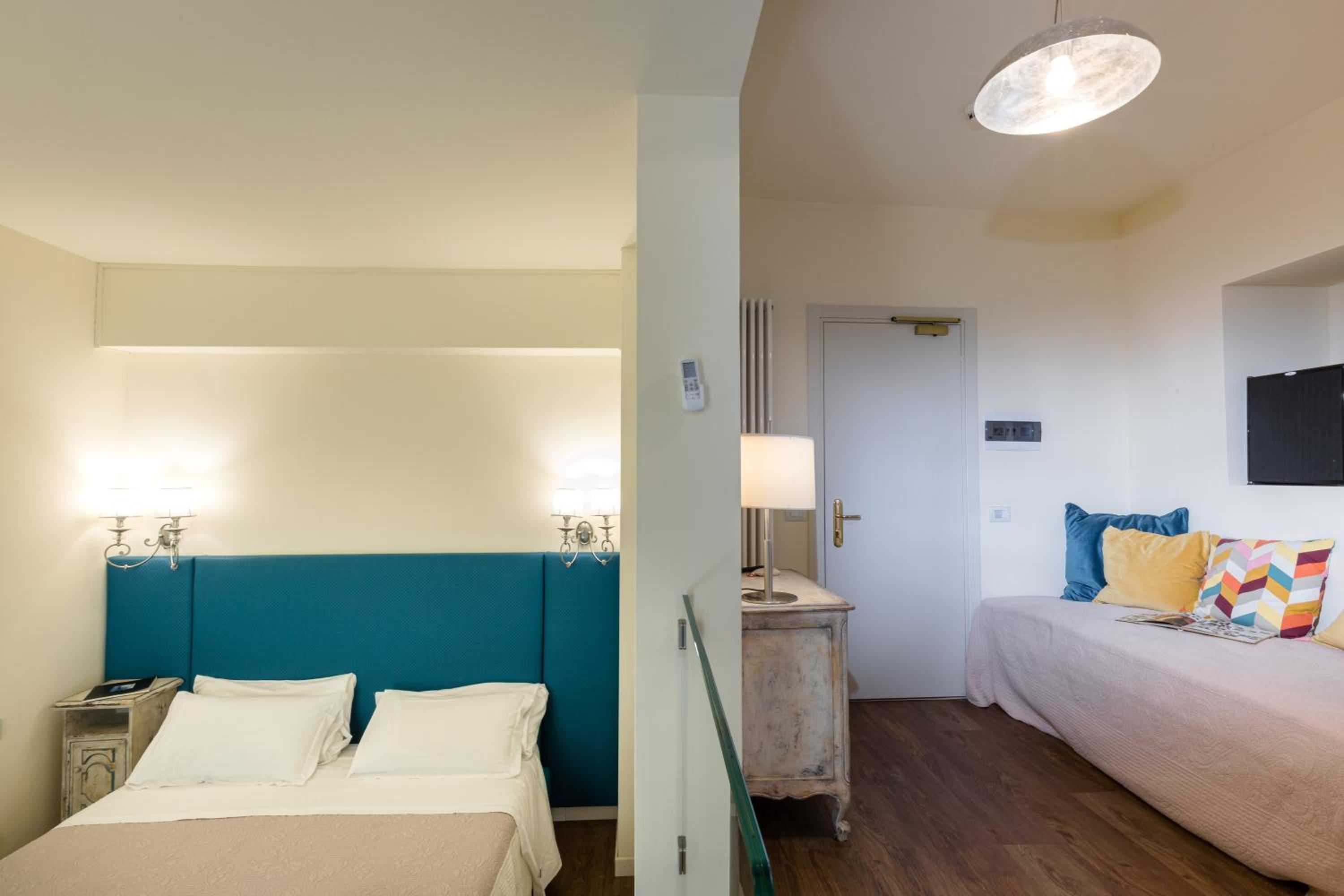 Superior Double Room with Balcony - Photo 2