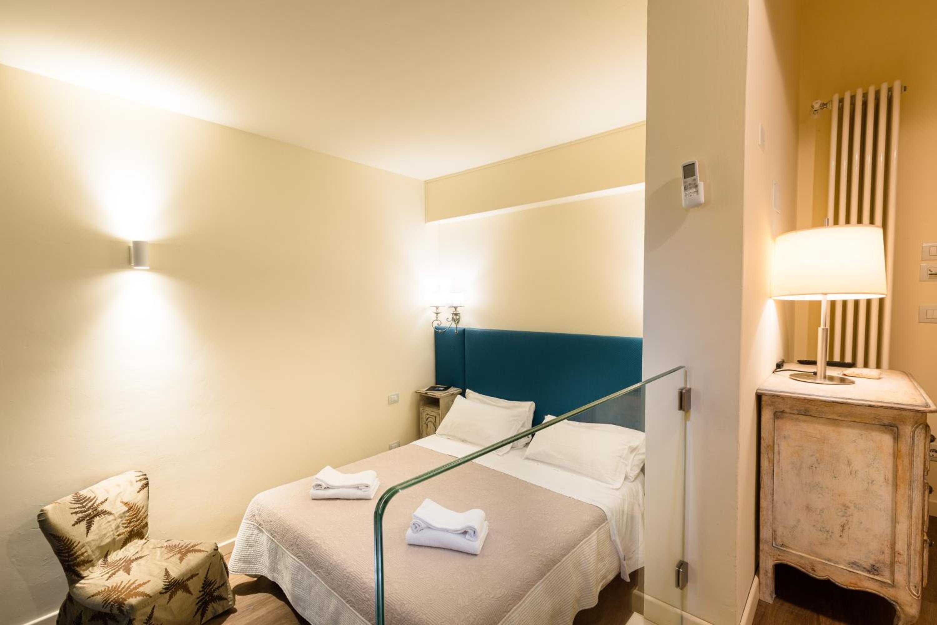 Superior Double Room with Balcony - Photo 11