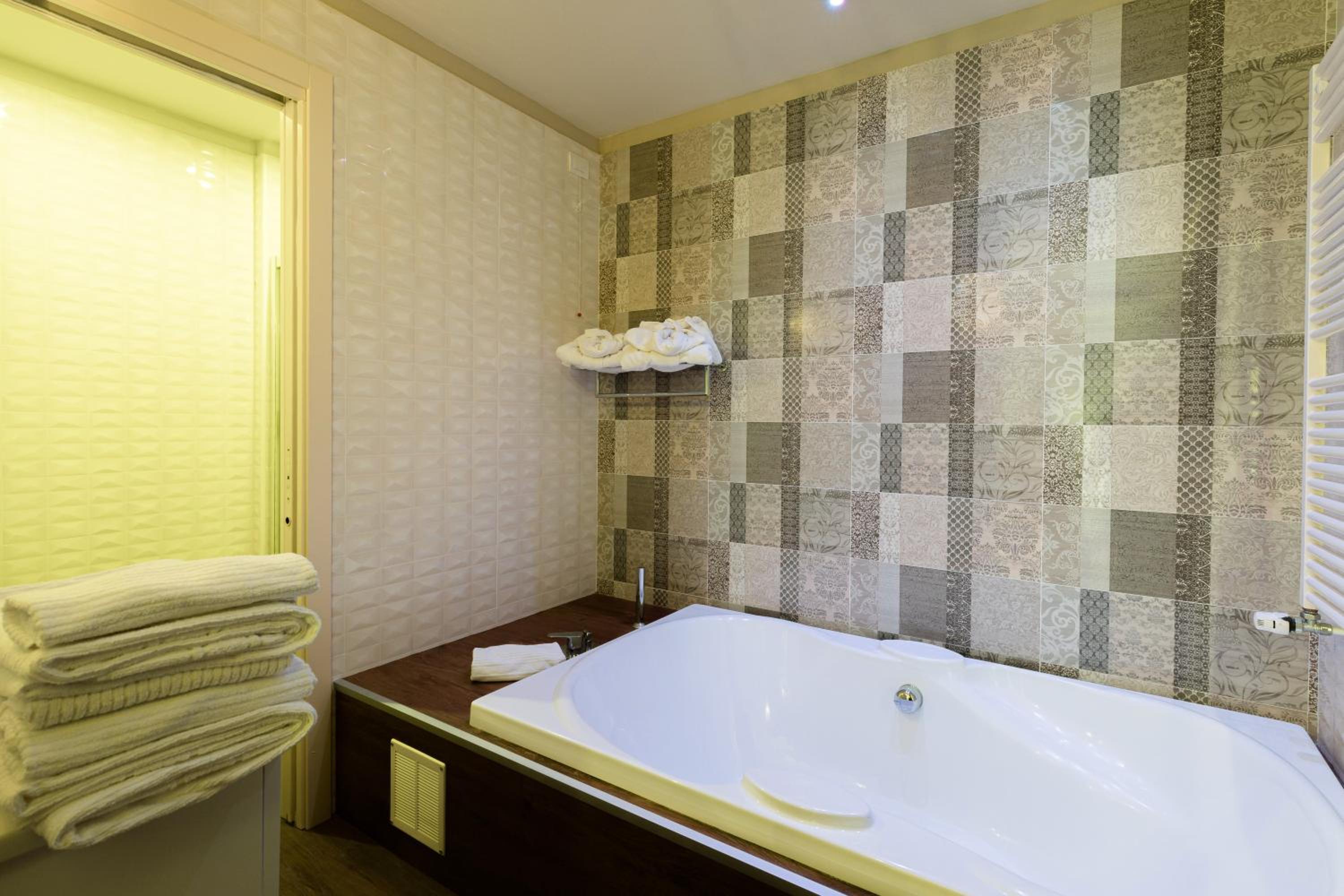 Suite Deluxe with Balcony - Photo 18