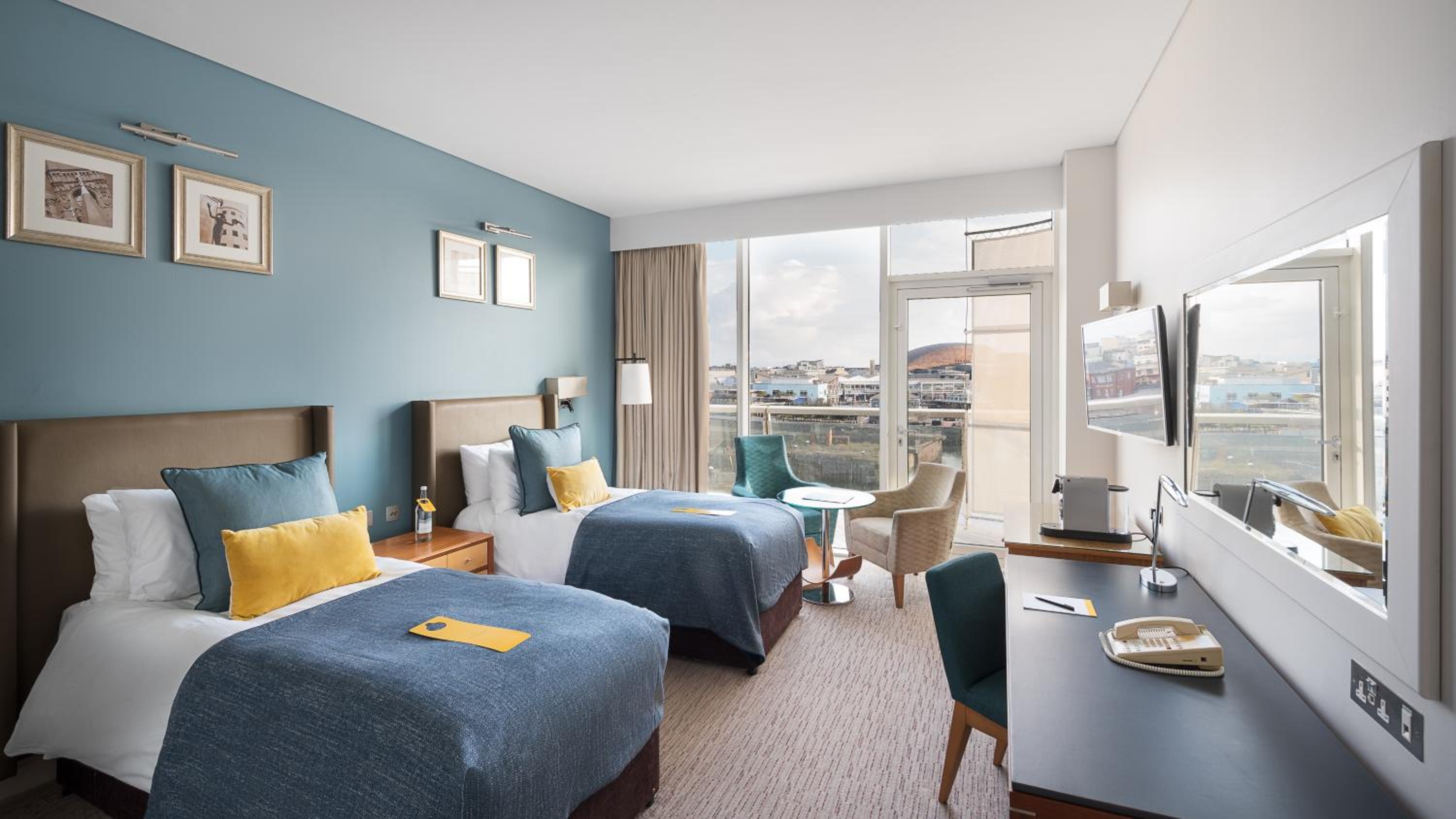 Standard Twin Room with Balcony - Accessible - Photo 2