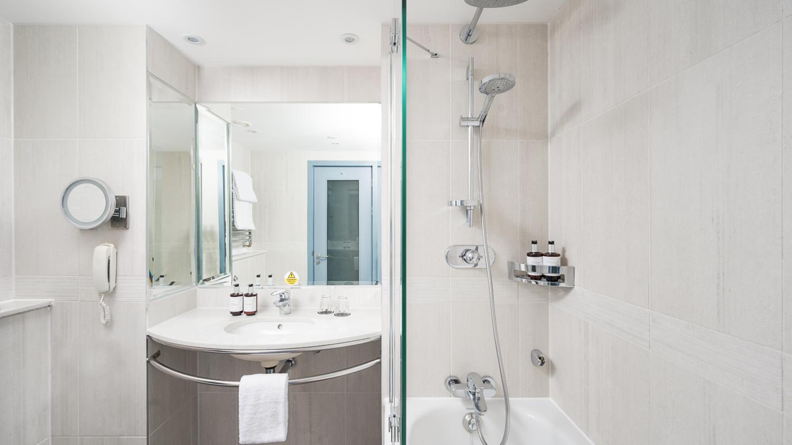 Standard King Room - Photo 5