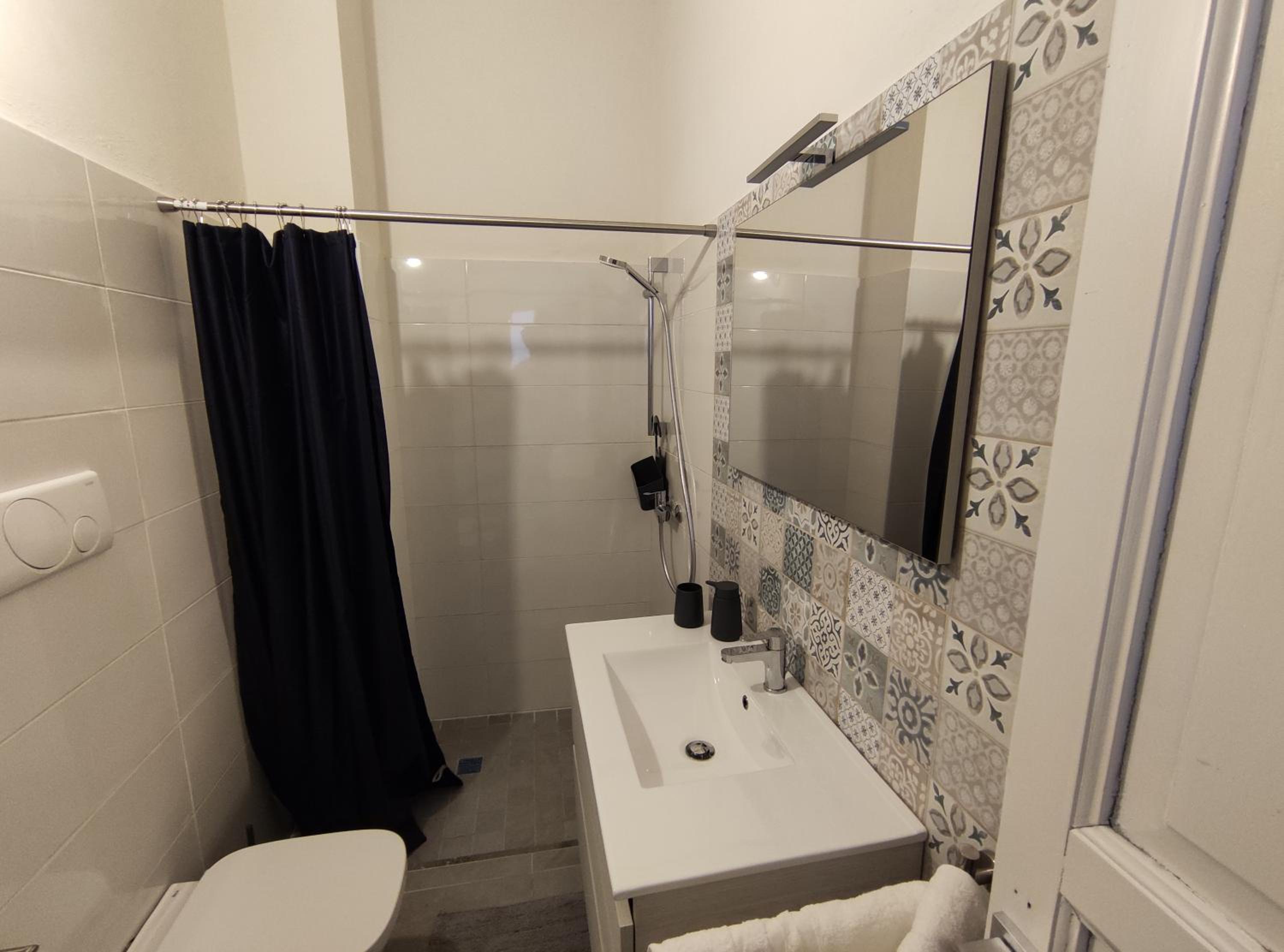 Double Room - Photo 7
