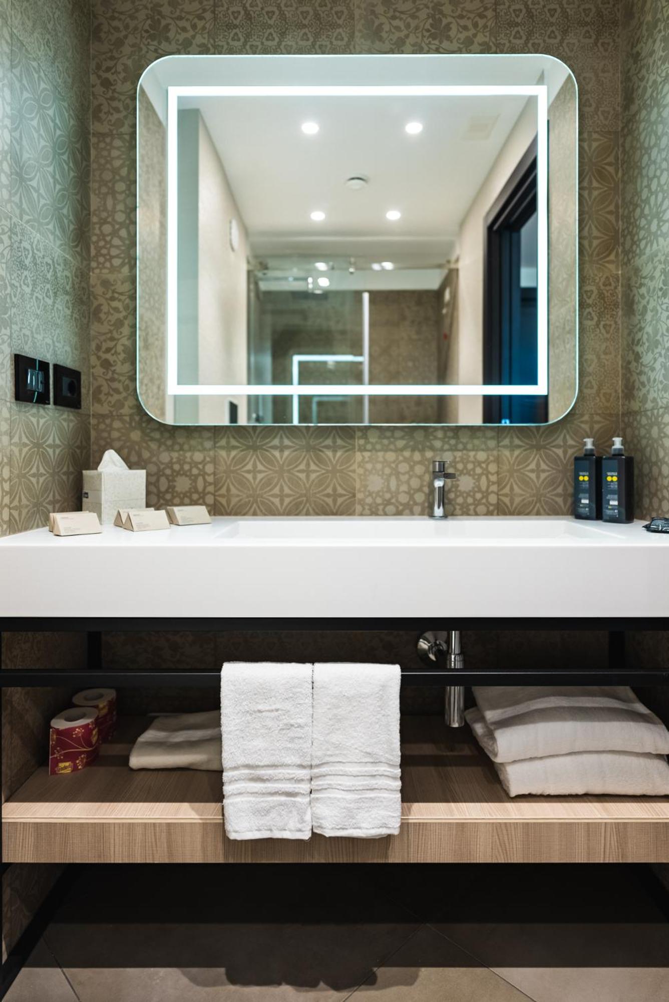 Deluxe Double or Twin Room - Photo 9