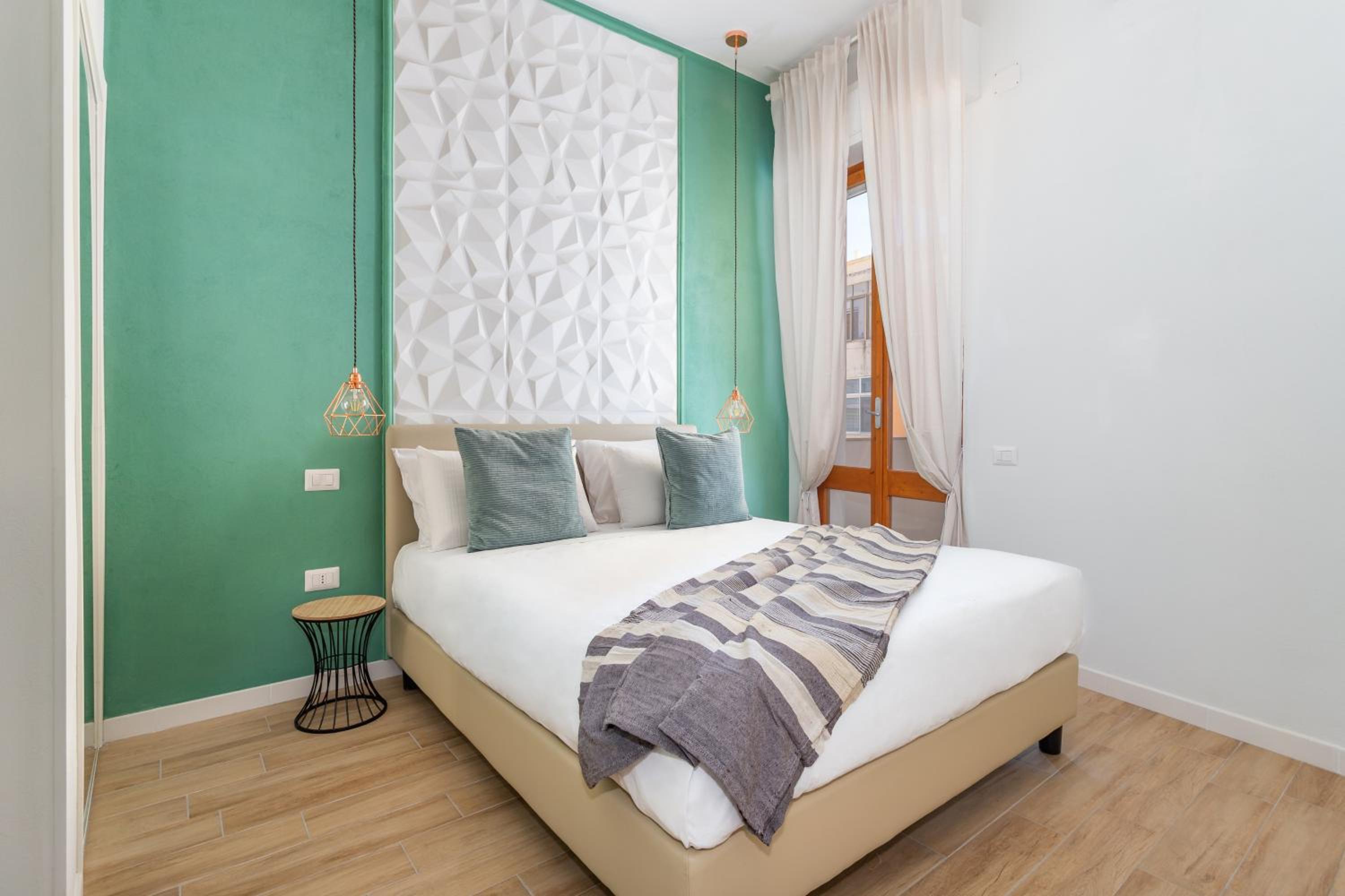Double Room with Balcony - Photo 11