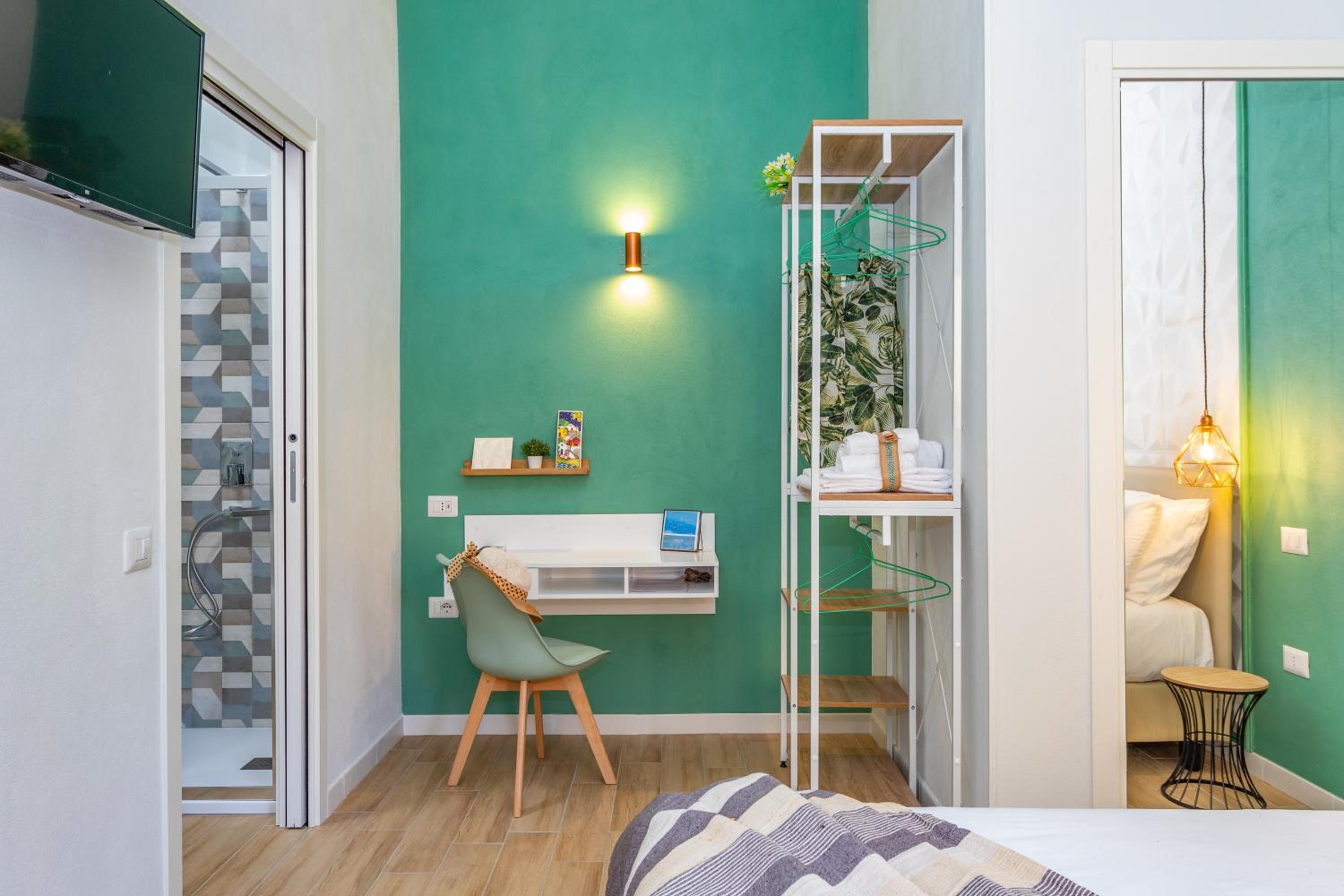 Double Room with Balcony - Photo 10