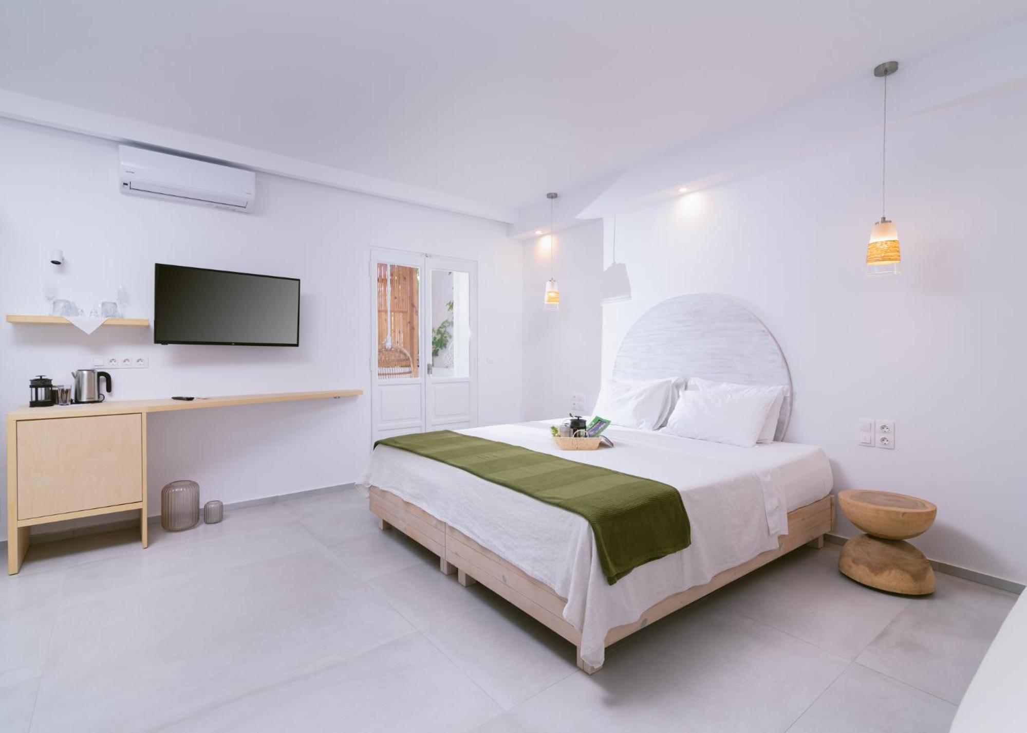 Deluxe King Suite - Photo 5