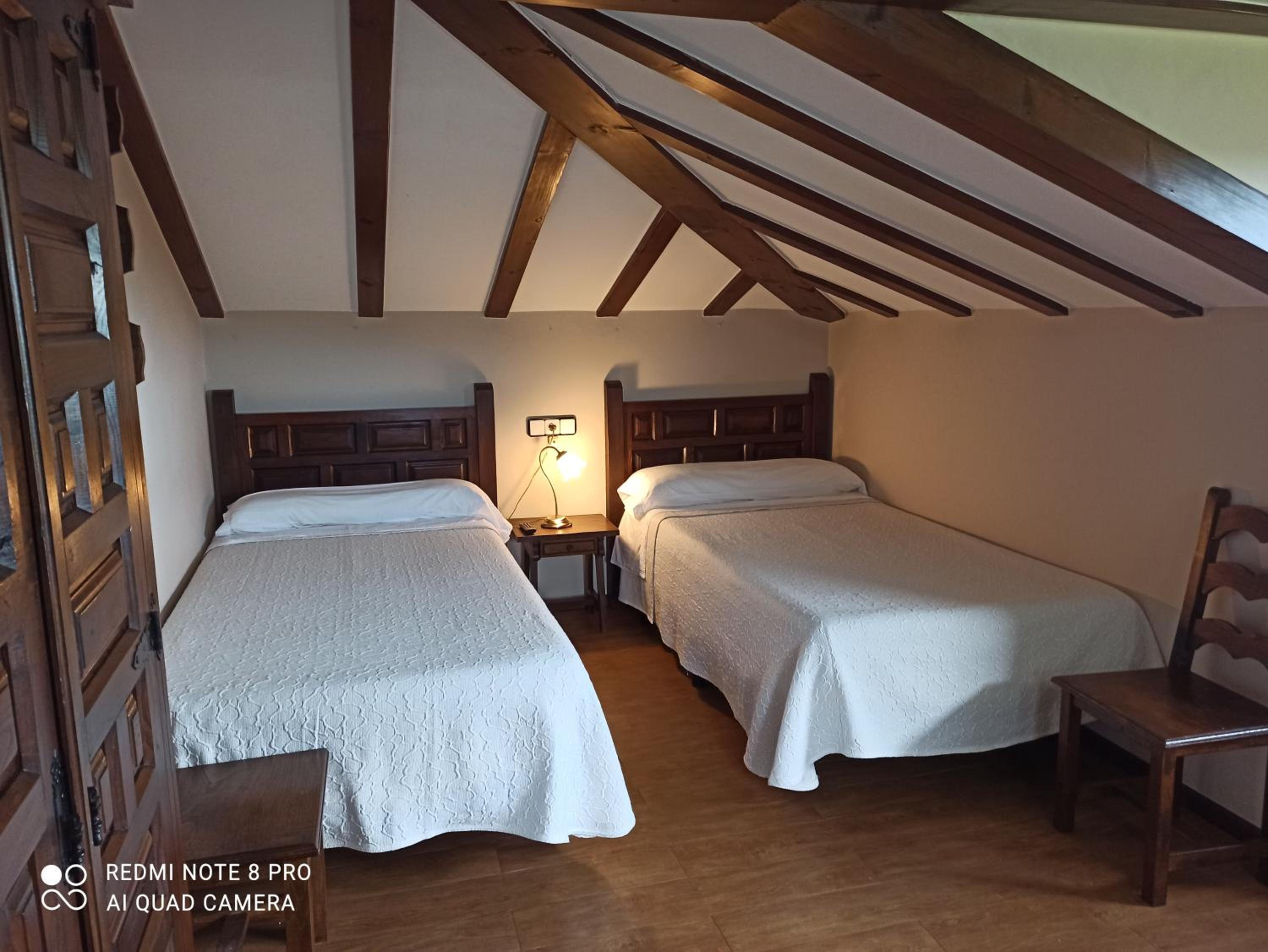 Twin Room - Photo 12