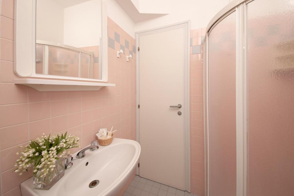Double or Twin Room - Photo 9