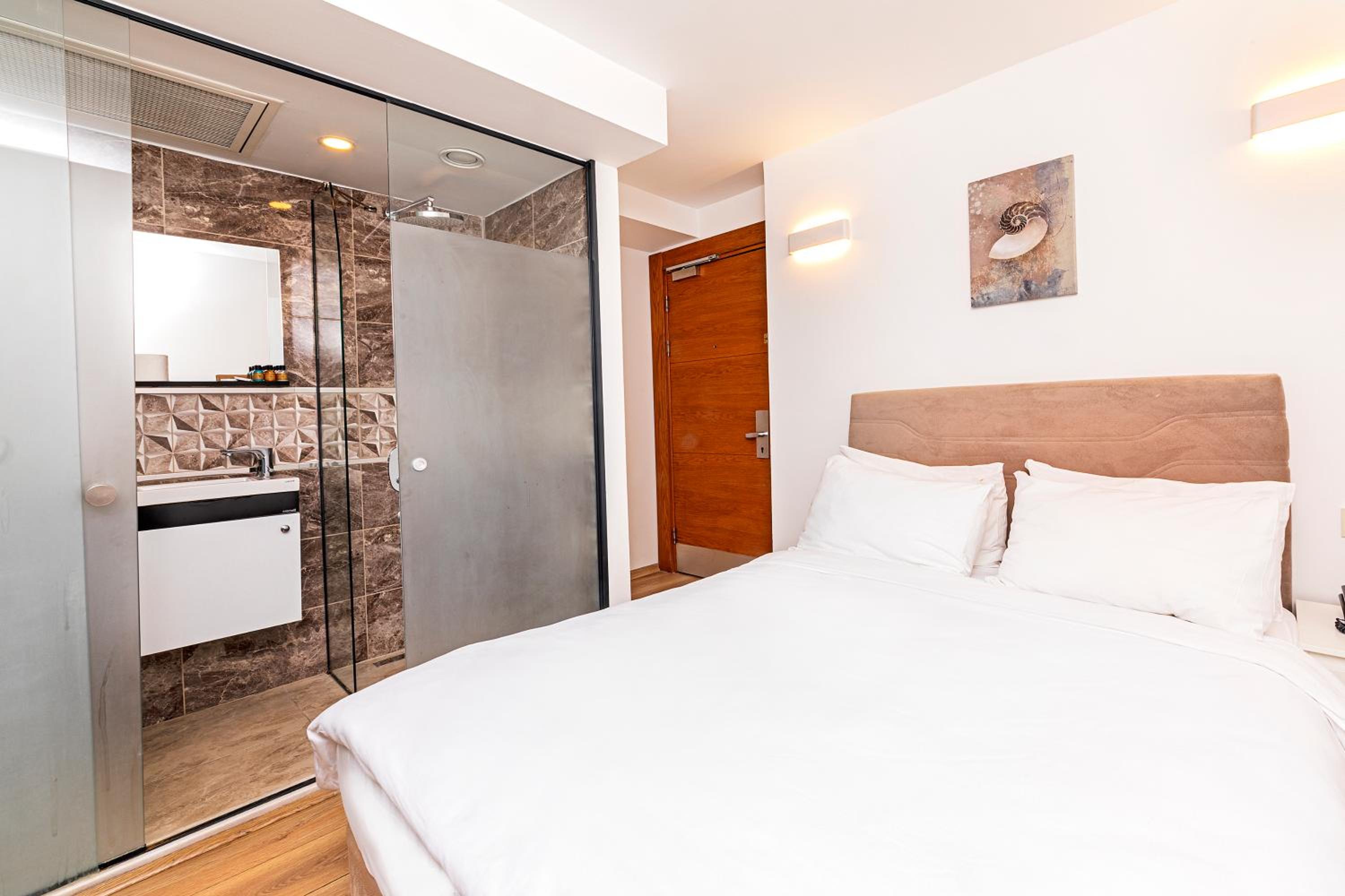 Budget Double Room photo 2