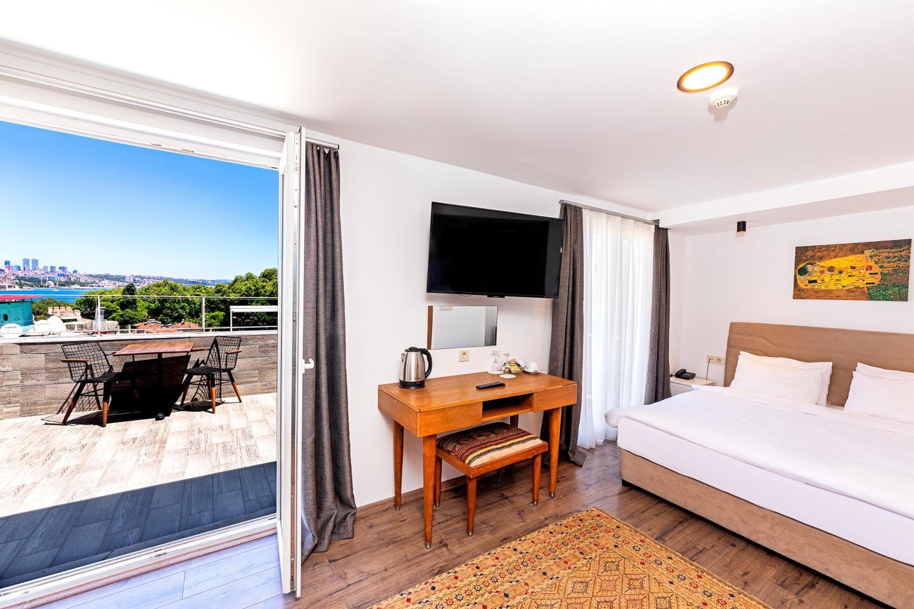 Suite with Balcony and Sea View photo 1