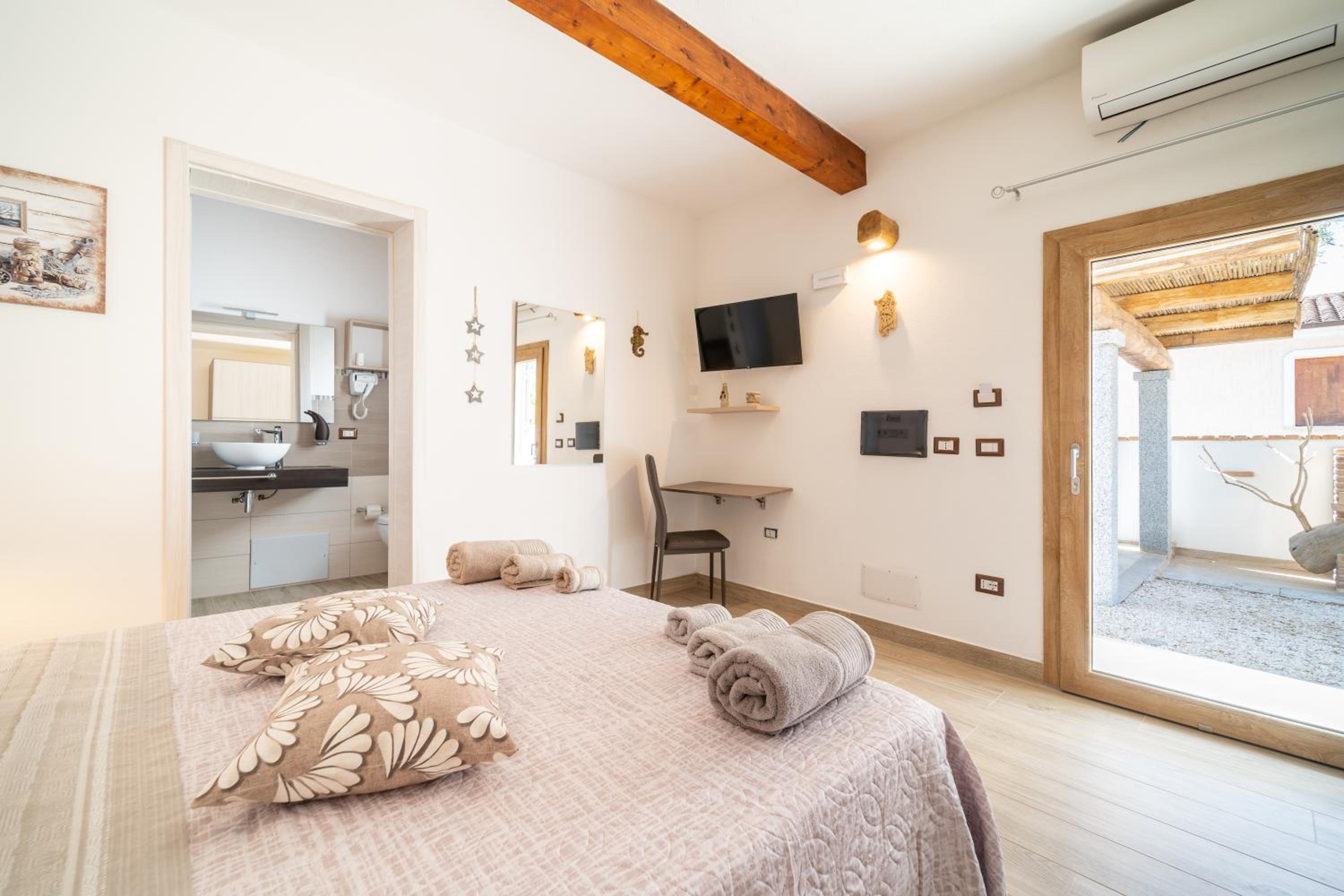Deluxe Room (2 Adults + 1 Child)