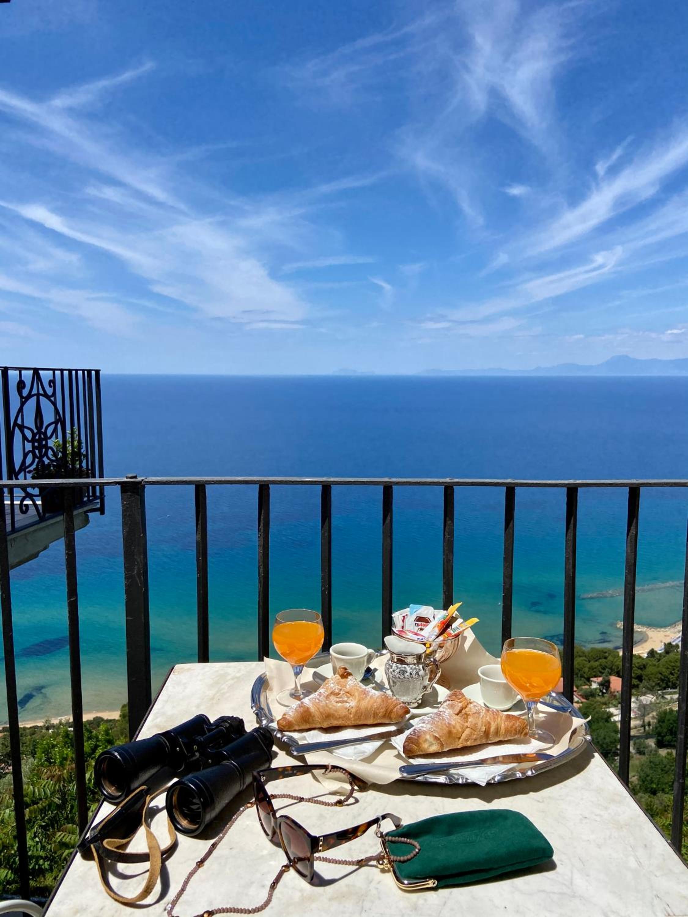 Double Room with Balcony and Sea View photo 3