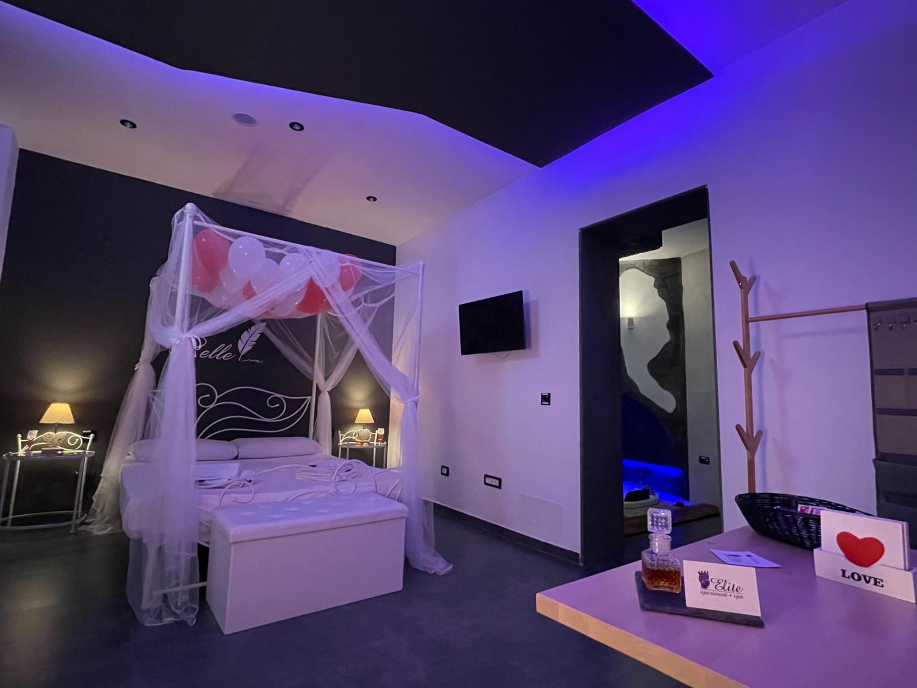 Suite with Spa Access - Photo 22