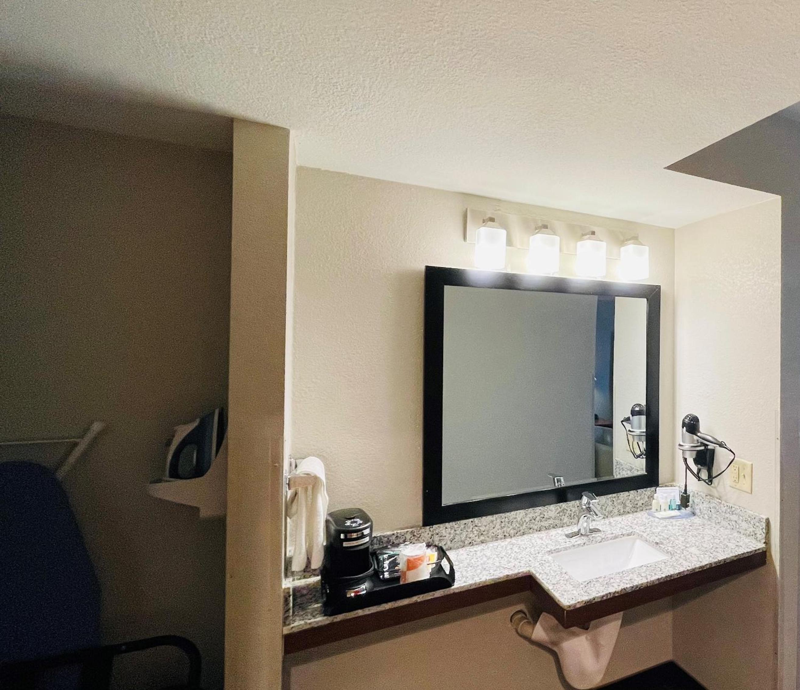 King Room - Accessible/Non-Smoking - Photo 3