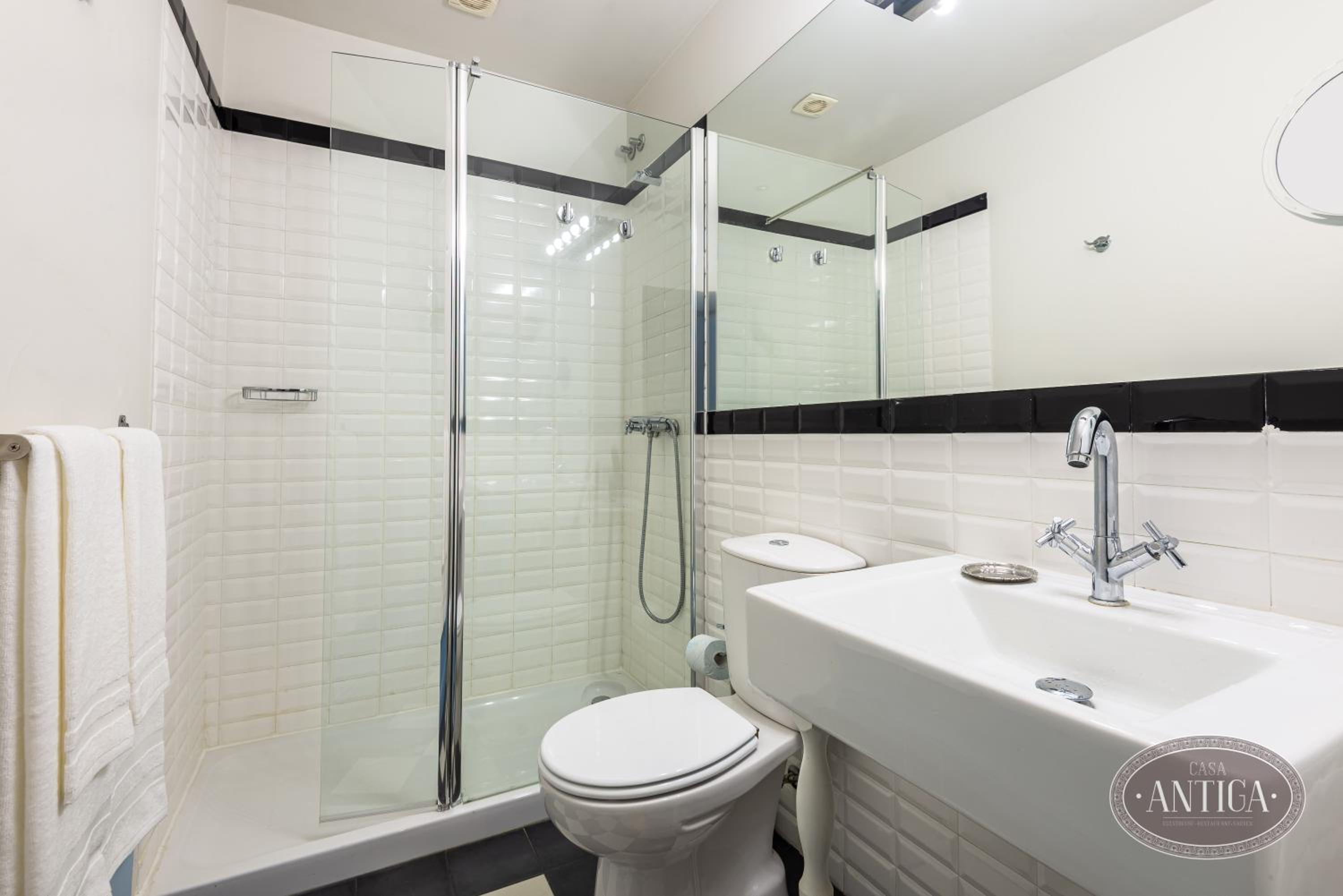 Double Room with Balcony - Photo 2